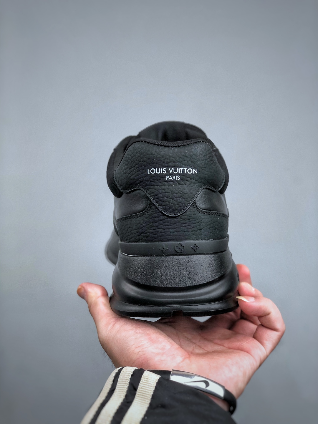 💰450纯原
LOUIS VUITTON Classic
牛皮革 &middot; 圆头系带 &middot; 低帮生活休闲男鞋｜白色
✦ LV 经典休闲线条，干净利落不挑搭配
✦ 甄选头层牛皮革，细腻挺括、质感高级
✦ 原楦型开发，鞋型比例精准，上脚显修长
✦ 圆头低帮设计，日常通勤与休闲百搭
✦ 轻量缓震中底，行走舒适不累脚
✦ 耐磨橡胶大底，抓地稳、耐穿度高
✦ 细节对版，整体完成度高
✦ 专柜级包装＋配件齐全
✦ 白色经典款，四季可穿
尺码：35-46