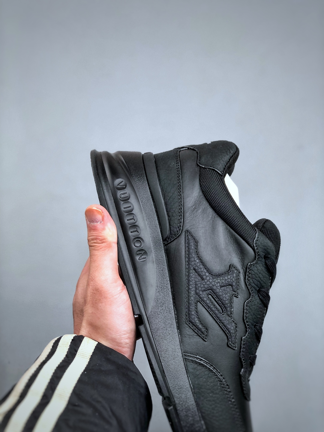 💰450纯原
LOUIS VUITTON Classic
牛皮革 &middot; 圆头系带 &middot; 低帮生活休闲男鞋｜白色
✦ LV 经典休闲线条，干净利落不挑搭配
✦ 甄选头层牛皮革，细腻挺括、质感高级
✦ 原楦型开发，鞋型比例精准，上脚显修长
✦ 圆头低帮设计，日常通勤与休闲百搭
✦ 轻量缓震中底，行走舒适不累脚
✦ 耐磨橡胶大底，抓地稳、耐穿度高
✦ 细节对版，整体完成度高
✦ 专柜级包装＋配件齐全
✦ 白色经典款，四季可穿
尺码：35-46