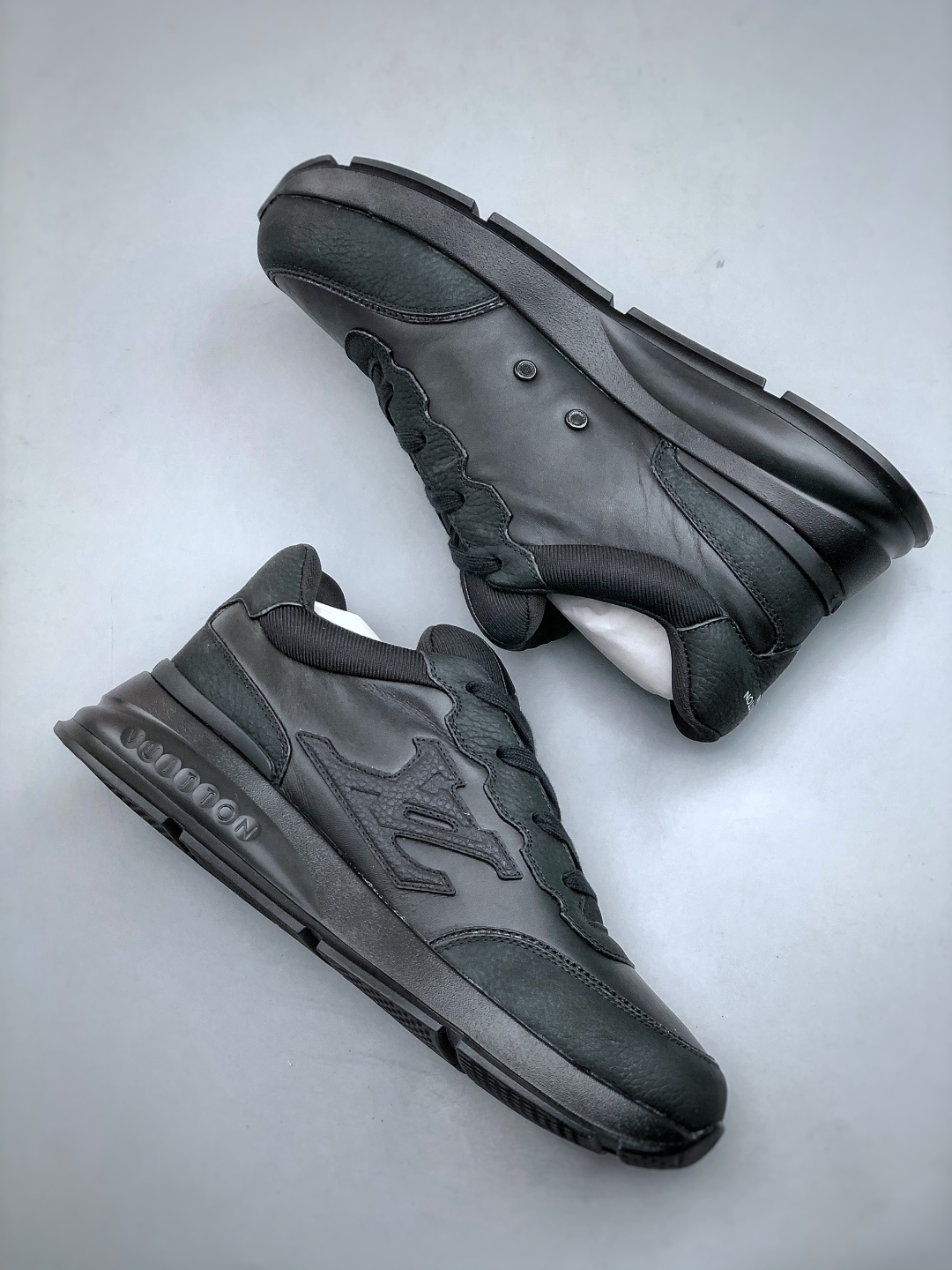 💰450纯原
LOUIS VUITTON Classic
牛皮革 &middot; 圆头系带 &middot; 低帮生活休闲男鞋｜白色
✦ LV 经典休闲线条，干净利落不挑搭配
✦ 甄选头层牛皮革，细腻挺括、质感高级
✦ 原楦型开发，鞋型比例精准，上脚显修长
✦ 圆头低帮设计，日常通勤与休闲百搭
✦ 轻量缓震中底，行走舒适不累脚
✦ 耐磨橡胶大底，抓地稳、耐穿度高
✦ 细节对版，整体完成度高
✦ 专柜级包装＋配件齐全
✦ 白色经典款，四季可穿
尺码：35-46