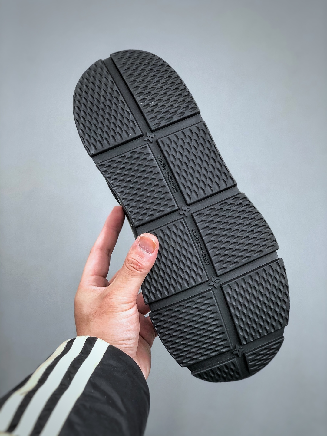 💰450纯原
LOUIS VUITTON Classic
牛皮革 &middot; 圆头系带 &middot; 低帮生活休闲男鞋｜白色
✦ LV 经典休闲线条，干净利落不挑搭配
✦ 甄选头层牛皮革，细腻挺括、质感高级
✦ 原楦型开发，鞋型比例精准，上脚显修长
✦ 圆头低帮设计，日常通勤与休闲百搭
✦ 轻量缓震中底，行走舒适不累脚
✦ 耐磨橡胶大底，抓地稳、耐穿度高
✦ 细节对版，整体完成度高
✦ 专柜级包装＋配件齐全
✦ 白色经典款，四季可穿
尺码：35-46