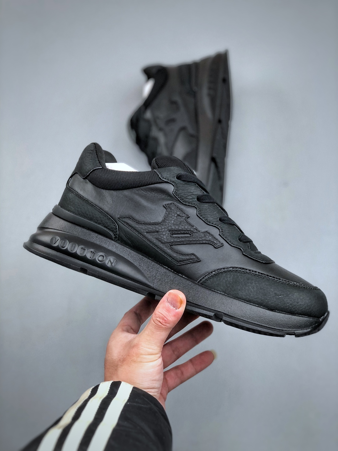 💰450纯原
LOUIS VUITTON Classic
牛皮革 &middot; 圆头系带 &middot; 低帮生活休闲男鞋｜白色
✦ LV 经典休闲线条，干净利落不挑搭配
✦ 甄选头层牛皮革，细腻挺括、质感高级
✦ 原楦型开发，鞋型比例精准，上脚显修长
✦ 圆头低帮设计，日常通勤与休闲百搭
✦ 轻量缓震中底，行走舒适不累脚
✦ 耐磨橡胶大底，抓地稳、耐穿度高
✦ 细节对版，整体完成度高
✦ 专柜级包装＋配件齐全
✦ 白色经典款，四季可穿
尺码：35-46