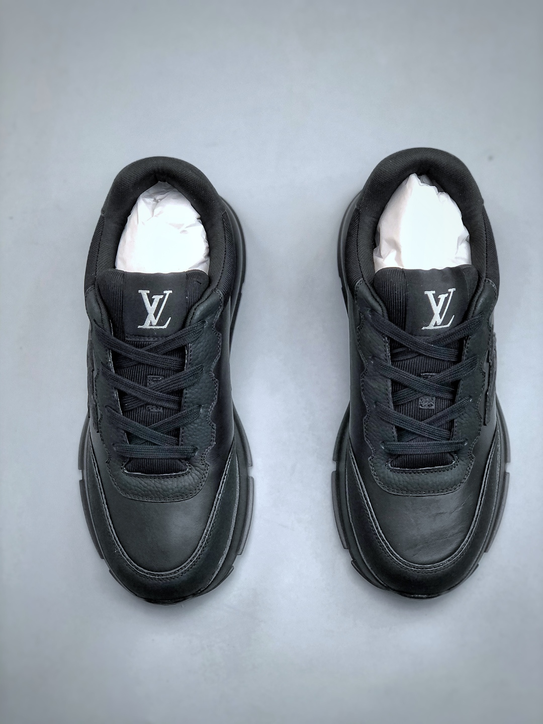 💰450纯原
LOUIS VUITTON Classic
牛皮革 &middot; 圆头系带 &middot; 低帮生活休闲男鞋｜白色
✦ LV 经典休闲线条，干净利落不挑搭配
✦ 甄选头层牛皮革，细腻挺括、质感高级
✦ 原楦型开发，鞋型比例精准，上脚显修长
✦ 圆头低帮设计，日常通勤与休闲百搭
✦ 轻量缓震中底，行走舒适不累脚
✦ 耐磨橡胶大底，抓地稳、耐穿度高
✦ 细节对版，整体完成度高
✦ 专柜级包装＋配件齐全
✦ 白色经典款，四季可穿
尺码：35-46