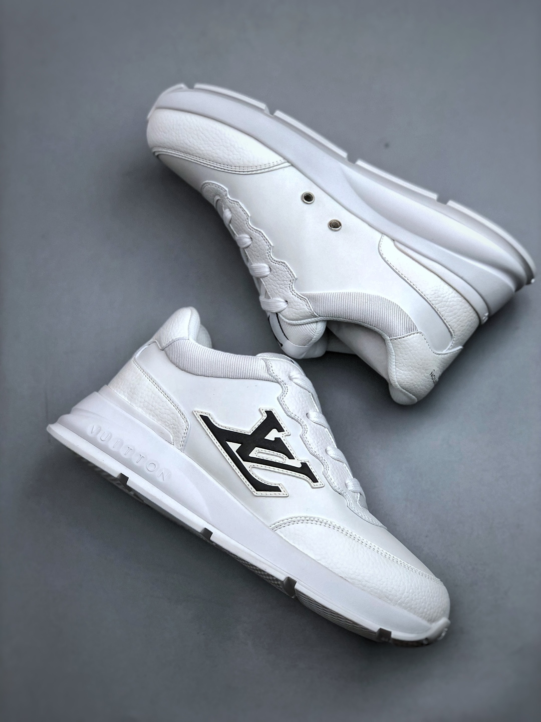 💰450纯原高端货
LOUIS VUITTON Classic
牛皮革 &middot; 圆头系带 &middot; 低帮生活休闲男鞋｜白色
✦ LV 经典休闲线条，干净利落不挑搭配
✦ 甄选头层牛皮革，细腻挺括、质感高级
✦ 原楦型开发，鞋型比例精准，上脚显修长
✦ 圆头低帮设计，日常通勤与休闲百搭
✦ 轻量缓震中底，行走舒适不累脚
✦ 耐磨橡胶大底，抓地稳、耐穿度高
✦ 细节对版，整体完成度高
✦ 专柜级包装＋配件齐全
✦ 白色经典款，四季可穿
尺码：35-46