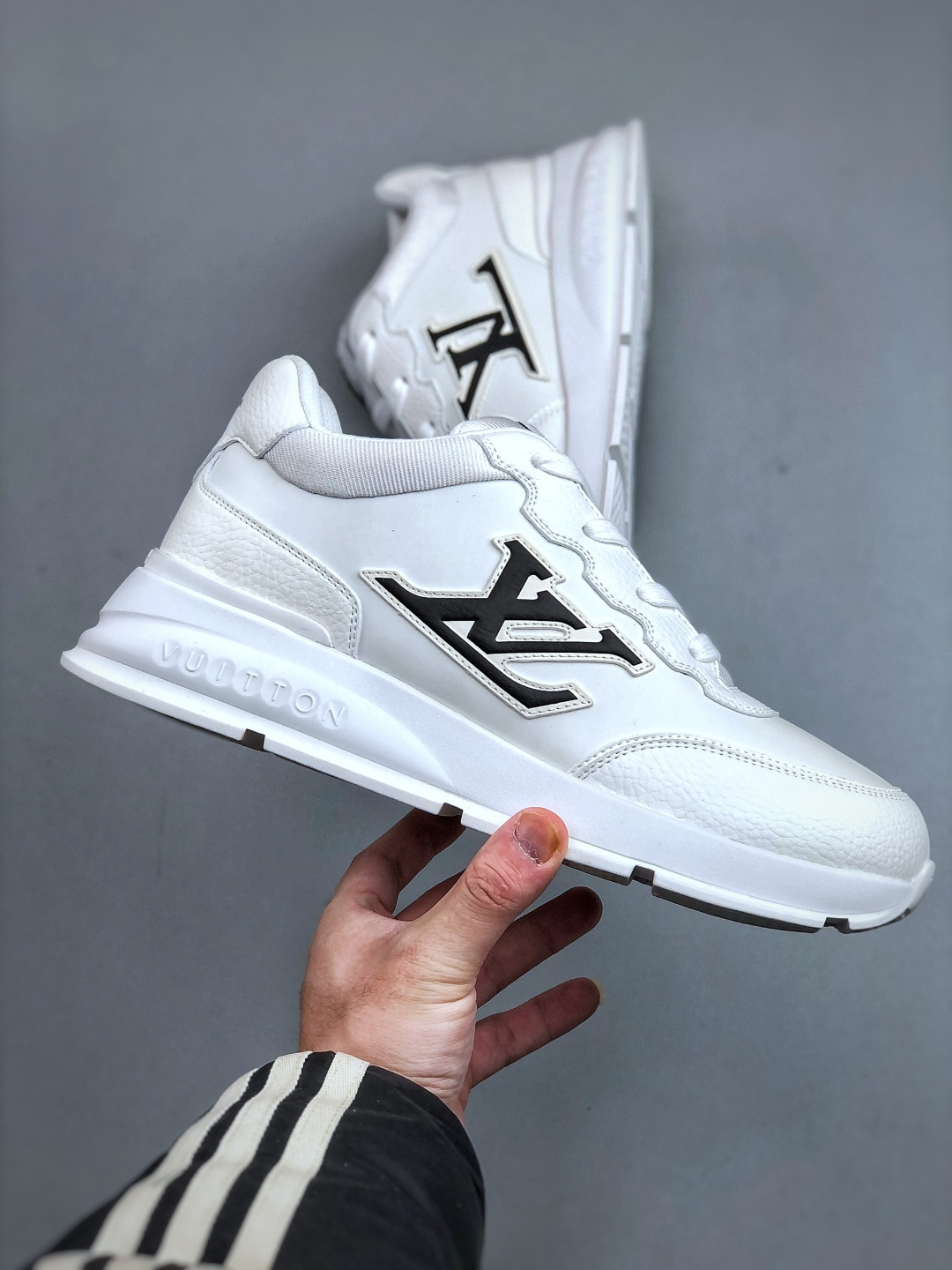 💰450纯原高端货
LOUIS VUITTON Classic
牛皮革 &middot; 圆头系带 &middot; 低帮生活休闲男鞋｜白色
✦ LV 经典休闲线条，干净利落不挑搭配
✦ 甄选头层牛皮革，细腻挺括、质感高级
✦ 原楦型开发，鞋型比例精准，上脚显修长
✦ 圆头低帮设计，日常通勤与休闲百搭
✦ 轻量缓震中底，行走舒适不累脚
✦ 耐磨橡胶大底，抓地稳、耐穿度高
✦ 细节对版，整体完成度高
✦ 专柜级包装＋配件齐全
✦ 白色经典款，四季可穿
尺码：35-46
