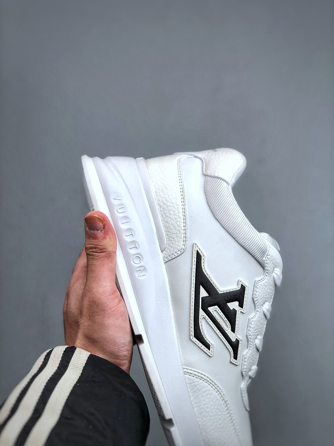 💰450纯原高端货
LOUIS VUITTON Classic
牛皮革 &middot; 圆头系带 &middot; 低帮生活休闲男鞋｜白色
✦ LV 经典休闲线条，干净利落不挑搭配
✦ 甄选头层牛皮革，细腻挺括、质感高级
✦ 原楦型开发，鞋型比例精准，上脚显修长
✦ 圆头低帮设计，日常通勤与休闲百搭
✦ 轻量缓震中底，行走舒适不累脚
✦ 耐磨橡胶大底，抓地稳、耐穿度高
✦ 细节对版，整体完成度高
✦ 专柜级包装＋配件齐全
✦ 白色经典款，四季可穿
尺码：35-46