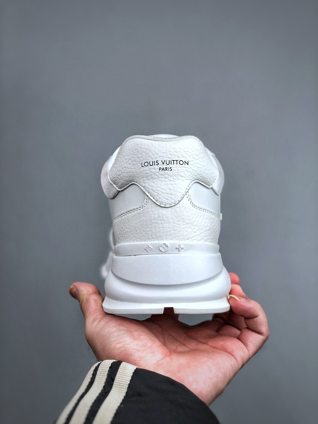 💰450纯原高端货
LOUIS VUITTON Classic
牛皮革 &middot; 圆头系带 &middot; 低帮生活休闲男鞋｜白色
✦ LV 经典休闲线条，干净利落不挑搭配
✦ 甄选头层牛皮革，细腻挺括、质感高级
✦ 原楦型开发，鞋型比例精准，上脚显修长
✦ 圆头低帮设计，日常通勤与休闲百搭
✦ 轻量缓震中底，行走舒适不累脚
✦ 耐磨橡胶大底，抓地稳、耐穿度高
✦ 细节对版，整体完成度高
✦ 专柜级包装＋配件齐全
✦ 白色经典款，四季可穿
尺码：35-46