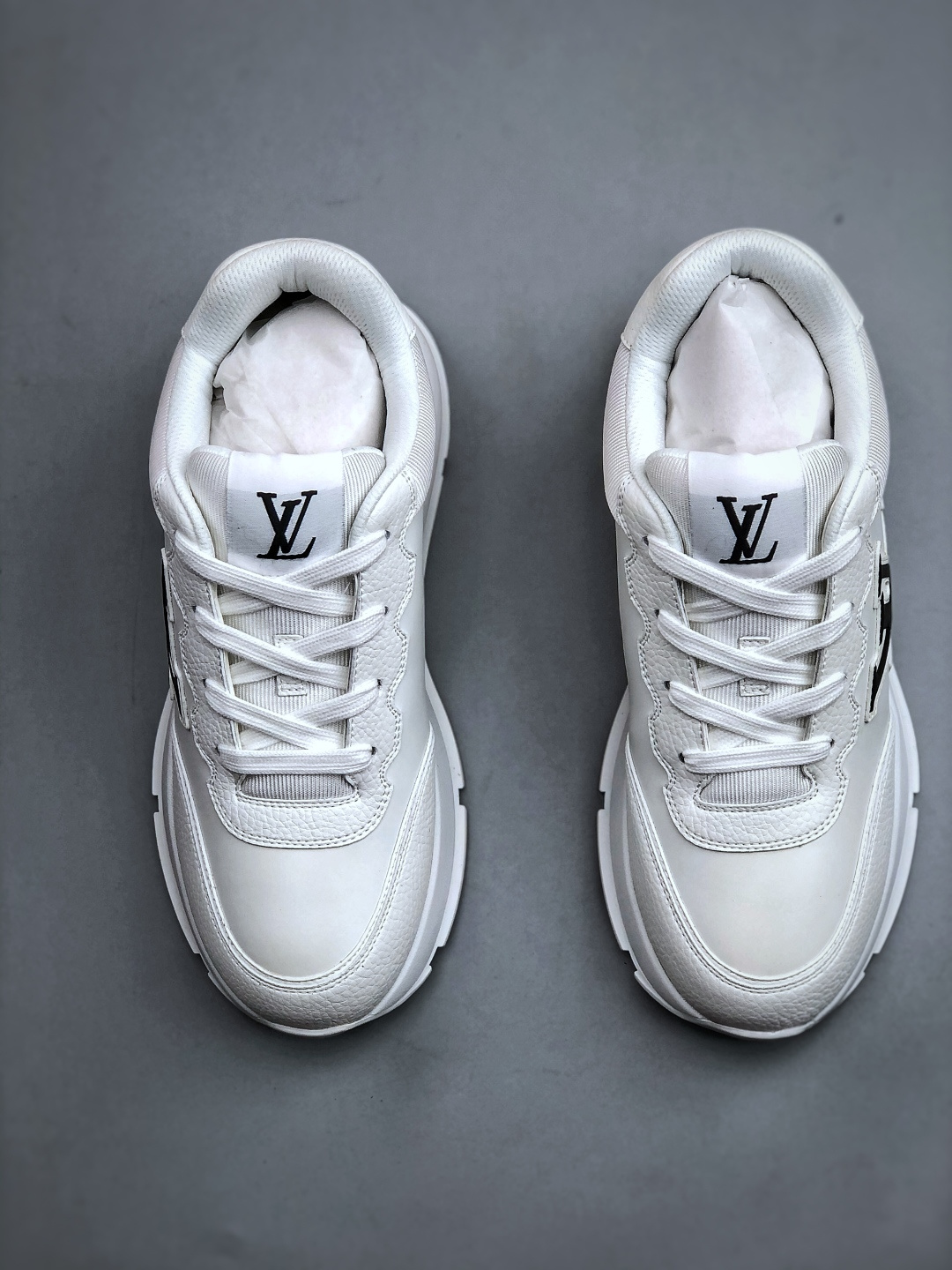 💰450纯原高端货
LOUIS VUITTON Classic
牛皮革 &middot; 圆头系带 &middot; 低帮生活休闲男鞋｜白色
✦ LV 经典休闲线条，干净利落不挑搭配
✦ 甄选头层牛皮革，细腻挺括、质感高级
✦ 原楦型开发，鞋型比例精准，上脚显修长
✦ 圆头低帮设计，日常通勤与休闲百搭
✦ 轻量缓震中底，行走舒适不累脚
✦ 耐磨橡胶大底，抓地稳、耐穿度高
✦ 细节对版，整体完成度高
✦ 专柜级包装＋配件齐全
✦ 白色经典款，四季可穿
尺码：35-46