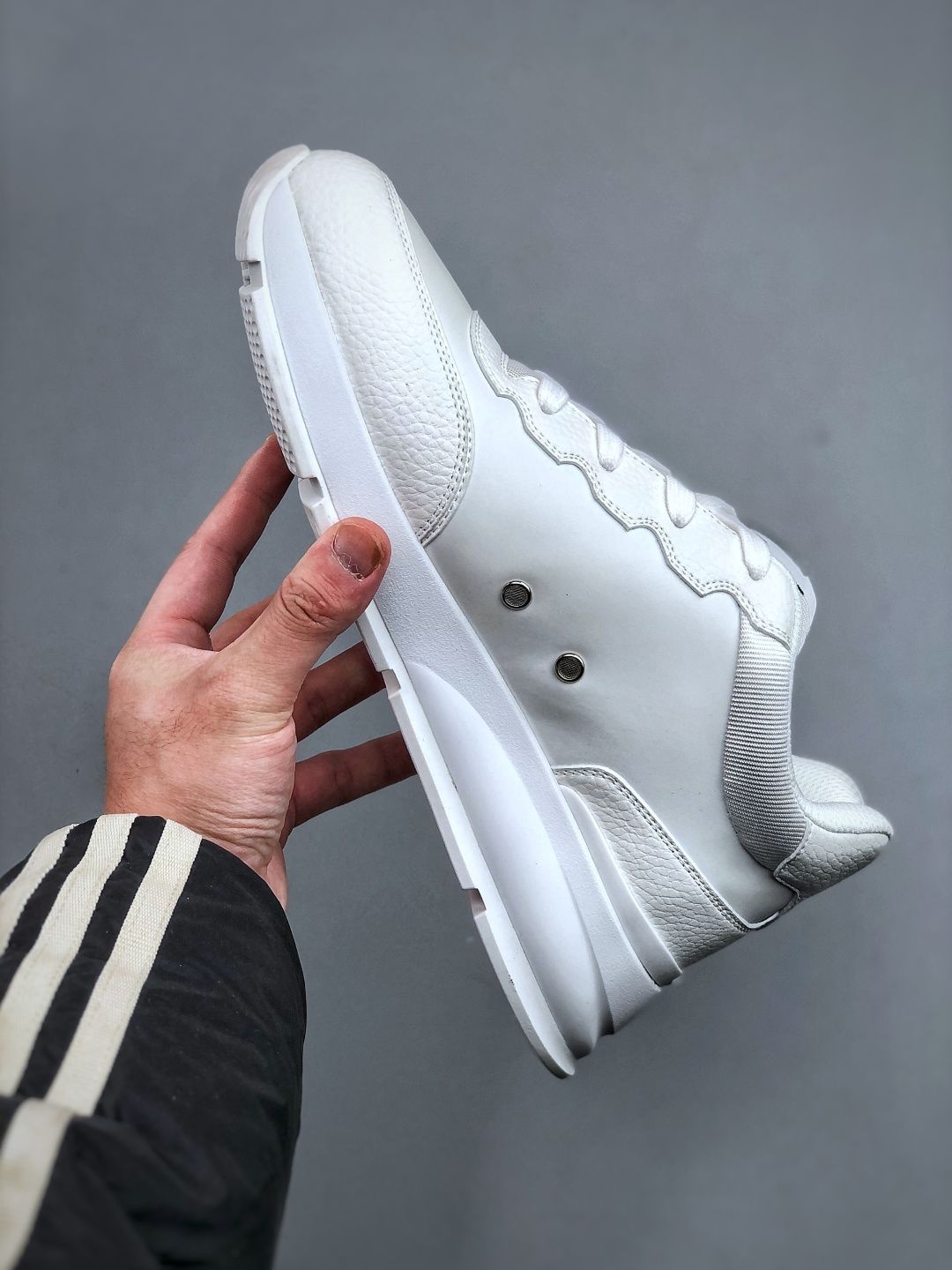 💰450纯原高端货
LOUIS VUITTON Classic
牛皮革 &middot; 圆头系带 &middot; 低帮生活休闲男鞋｜白色
✦ LV 经典休闲线条，干净利落不挑搭配
✦ 甄选头层牛皮革，细腻挺括、质感高级
✦ 原楦型开发，鞋型比例精准，上脚显修长
✦ 圆头低帮设计，日常通勤与休闲百搭
✦ 轻量缓震中底，行走舒适不累脚
✦ 耐磨橡胶大底，抓地稳、耐穿度高
✦ 细节对版，整体完成度高
✦ 专柜级包装＋配件齐全
✦ 白色经典款，四季可穿
尺码：35-46