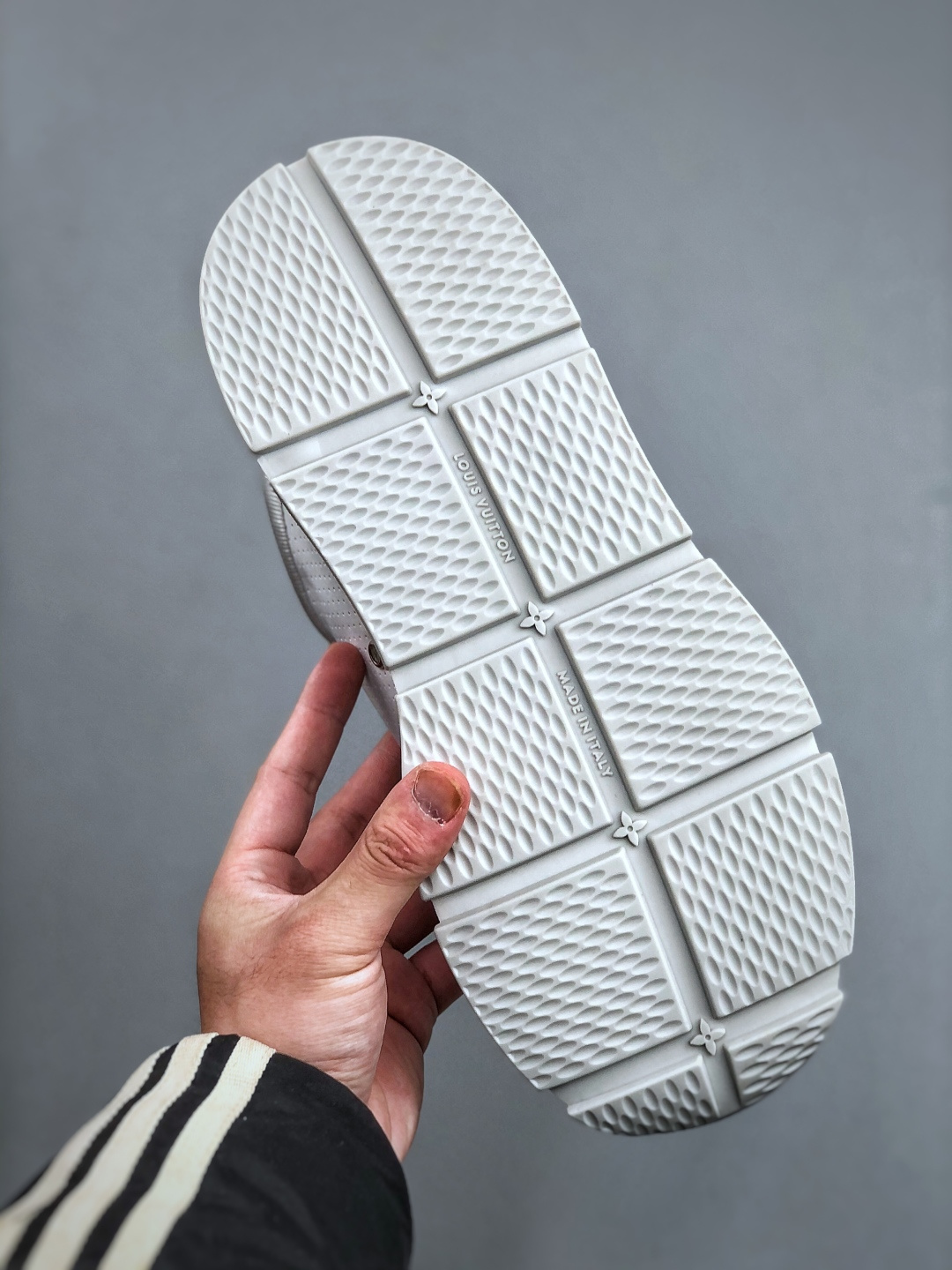 380 LOUIS VUITTON Classic 牛皮革 · 圆头系带 · 低帮生活休闲男鞋白色 LV 经典休闲线条