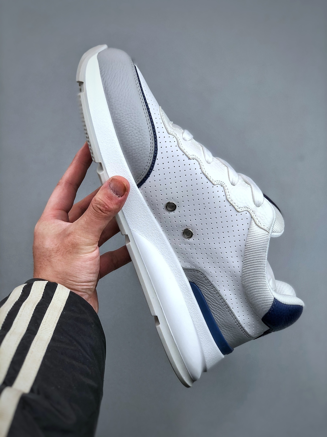380 LOUIS VUITTON Classic 牛皮革 · 圆头系带 · 低帮生活休闲男鞋白色 LV 经典休闲线条