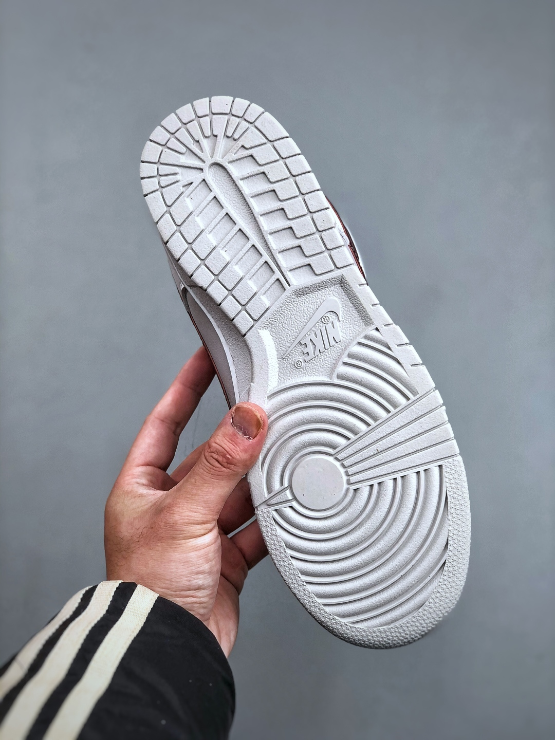 💰240  NIKE DUNK LOW   IM6025 121  独家版型蒸餾加工帶來的是更好的视觉和脚感体验大厂纯原品质出货 清洁度 电绣工艺 皮料切割干净无任何毛边 细节完美
尺码：35-42