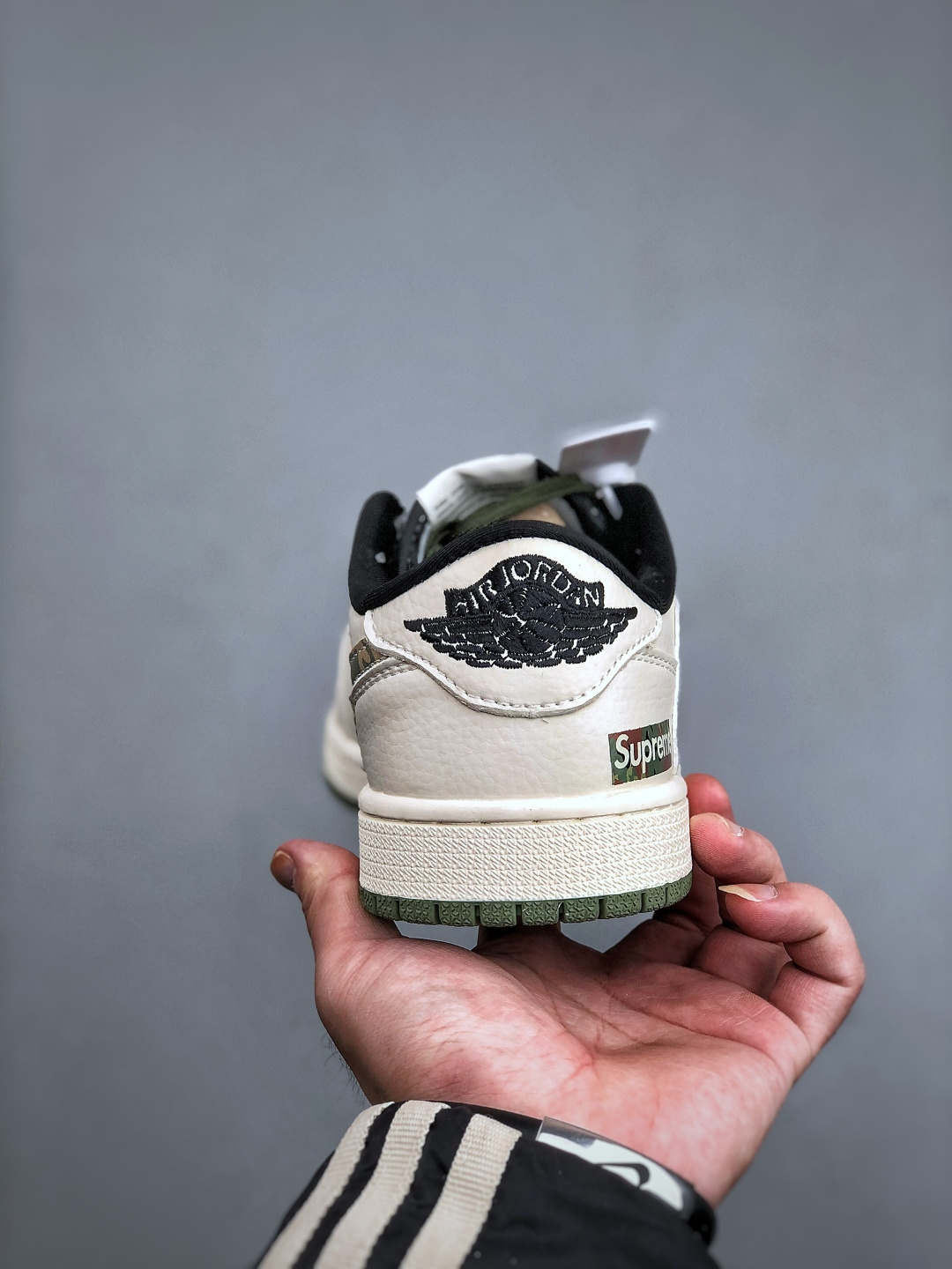 独家福利🧧特💰真标 180 💰公司级260 💰纯原320
市场唯一版本，
36-45带半码，码齐
售后无忧❗❗，放心推❗❗
乔丹Fragment x Travis Scott xDior Air Jordan 1 Low 三方联名倒钩，整双鞋以全荔枝皮打造，腰身搭配白色「倒勾」，再点缀上Travis Scott 标志性的Logo，后跟处以藤原浩最拿手的蓝色为主色调，完善极具Fragment Design的白蓝黑设计风格，左右脚分别以Travis Scott鬼脸和乔丹飞翼加以修饰，彰显出三方联名的奢华格调
货号：XS2024 046
尺码： 36 36.5 37.5 38 38.5 39 40 40.5 41 42 42.5 43 44 45