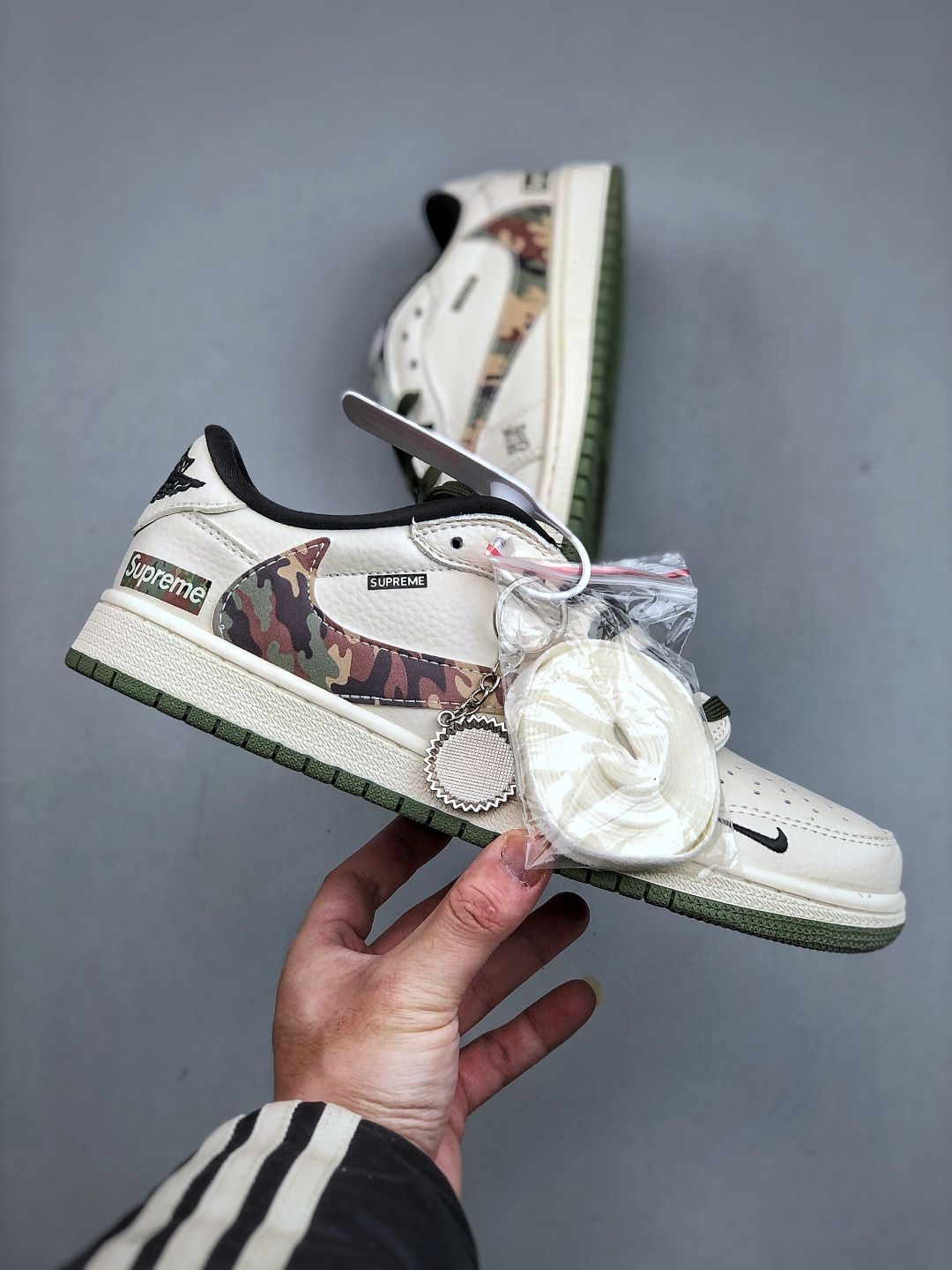 独家福利🧧特💰真标 180 💰公司级260 💰纯原320
市场唯一版本，
36-45带半码，码齐
售后无忧❗❗，放心推❗❗
乔丹Fragment x Travis Scott xDior Air Jordan 1 Low 三方联名倒钩，整双鞋以全荔枝皮打造，腰身搭配白色「倒勾」，再点缀上Travis Scott 标志性的Logo，后跟处以藤原浩最拿手的蓝色为主色调，完善极具Fragment Design的白蓝黑设计风格，左右脚分别以Travis Scott鬼脸和乔丹飞翼加以修饰，彰显出三方联名的奢华格调
货号：XS2024 046
尺码： 36 36.5 37.5 38 38.5 39 40 40.5 41 42 42.5 43 44 45