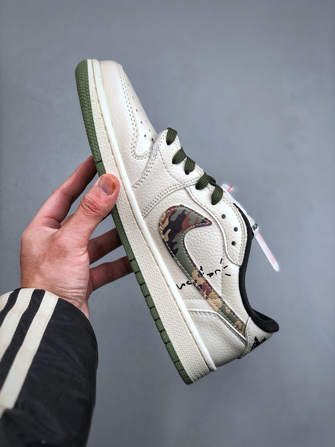 独家福利🧧特💰真标 180 💰公司级260 💰纯原320
市场唯一版本，
36-45带半码，码齐
售后无忧❗❗，放心推❗❗
乔丹Fragment x Travis Scott xDior Air Jordan 1 Low 三方联名倒钩，整双鞋以全荔枝皮打造，腰身搭配白色「倒勾」，再点缀上Travis Scott 标志性的Logo，后跟处以藤原浩最拿手的蓝色为主色调，完善极具Fragment Design的白蓝黑设计风格，左右脚分别以Travis Scott鬼脸和乔丹飞翼加以修饰，彰显出三方联名的奢华格调
货号：XS2024 046
尺码： 36 36.5 37.5 38 38.5 39 40 40.5 41 42 42.5 43 44 45