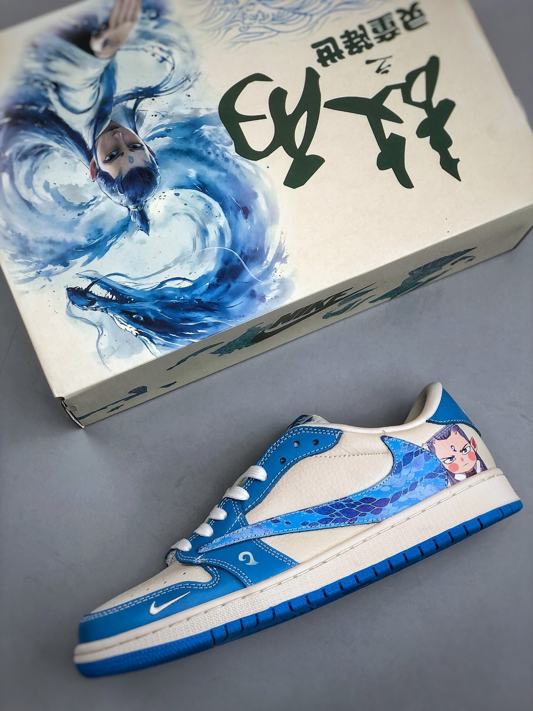 独家福利🧧特💰真标 180 💰公司级260 💰纯原320
市场唯一版本
36-45带半码，码齐
售后无忧❗❗，放心推❗❗
海外爆款限量发售！公司级 Travis Scott x Fragment Design x Jordan Air Jordan 1 Low OG SP  多方联名合作融合了Travis Scott 独特的音乐风格，藤原浩个性的设计风格以及Jordan品牌的经典元素 使其成为一双具有独特身份和价值的鞋子 清新而立体的外观加上联名标识更突出了其独特身份 这种配色方案显示出活力和时尚感 在视觉上引人注目  鞋身的质感和细腻的细节处理使其显得高端而格调十足  这款&ldquo;倒钩&rdquo;联名是设计与创意完美结合  融合多方的个性风格是一款备受瞩目的潮流鞋款  低帮休闲板鞋 定制鞋盒 大厂纯原品质出货 超高清洁度 皮料切割干净无任何毛边 细节完美 
 货号：XS2025-066
尺码： 36 36.5 37.5 38 38.5 39 40 40.5 41 42 42.5 43 44 45