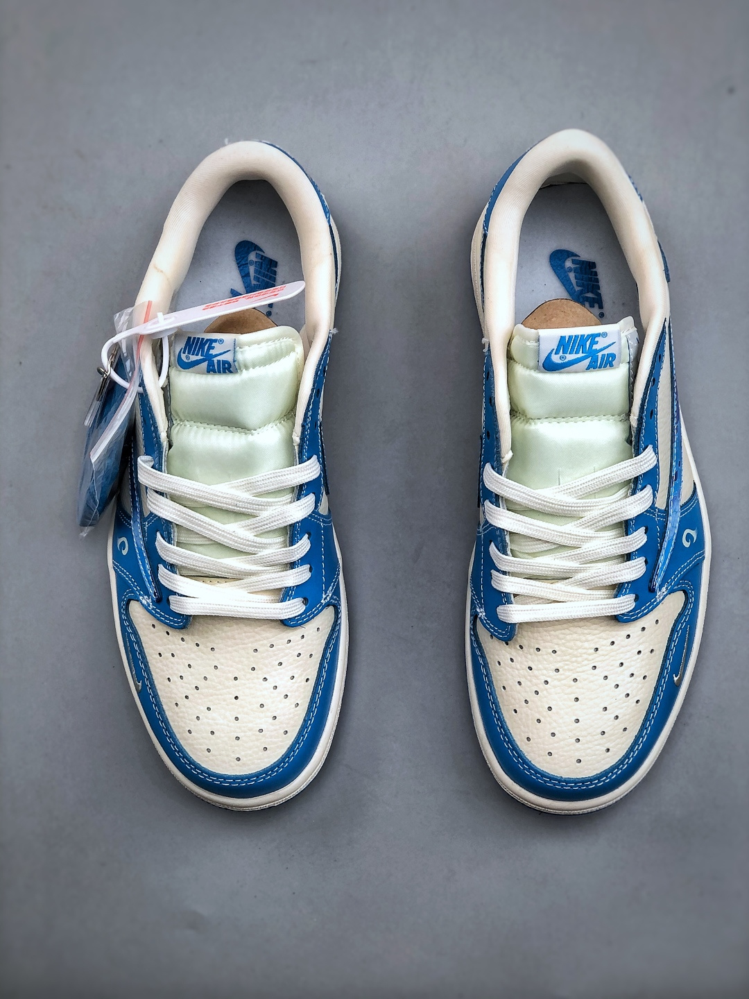 独家福利🧧特💰真标 180 💰公司级260 💰纯原320
市场唯一版本
36-45带半码，码齐
售后无忧❗❗，放心推❗❗
海外爆款限量发售！公司级 Travis Scott x Fragment Design x Jordan Air Jordan 1 Low OG SP  多方联名合作融合了Travis Scott 独特的音乐风格，藤原浩个性的设计风格以及Jordan品牌的经典元素 使其成为一双具有独特身份和价值的鞋子 清新而立体的外观加上联名标识更突出了其独特身份 这种配色方案显示出活力和时尚感 在视觉上引人注目  鞋身的质感和细腻的细节处理使其显得高端而格调十足  这款&ldquo;倒钩&rdquo;联名是设计与创意完美结合  融合多方的个性风格是一款备受瞩目的潮流鞋款  低帮休闲板鞋 定制鞋盒 大厂纯原品质出货 超高清洁度 皮料切割干净无任何毛边 细节完美 
 货号：XS2025-066
尺码： 36 36.5 37.5 38 38.5 39 40 40.5 41 42 42.5 43 44 45