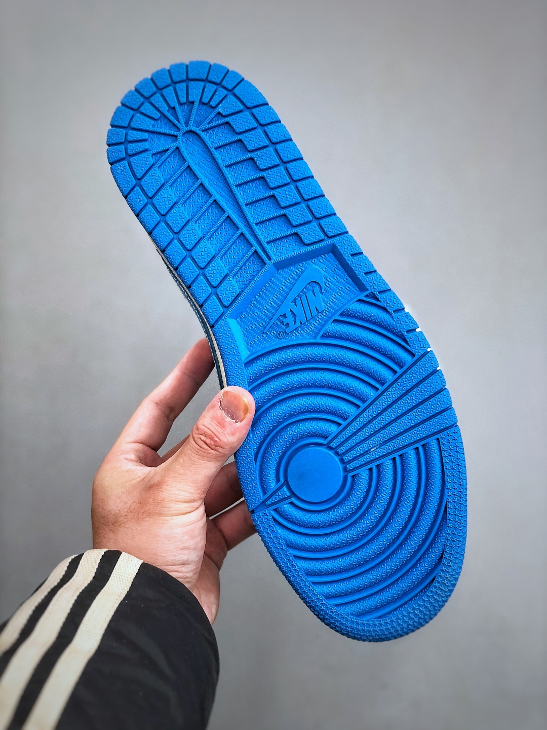 独家福利🧧特💰真标 180 💰公司级260 💰纯原320
市场唯一版本
36-45带半码，码齐
售后无忧❗❗，放心推❗❗
海外爆款限量发售！公司级 Travis Scott x Fragment Design x Jordan Air Jordan 1 Low OG SP  多方联名合作融合了Travis Scott 独特的音乐风格，藤原浩个性的设计风格以及Jordan品牌的经典元素 使其成为一双具有独特身份和价值的鞋子 清新而立体的外观加上联名标识更突出了其独特身份 这种配色方案显示出活力和时尚感 在视觉上引人注目  鞋身的质感和细腻的细节处理使其显得高端而格调十足  这款&ldquo;倒钩&rdquo;联名是设计与创意完美结合  融合多方的个性风格是一款备受瞩目的潮流鞋款  低帮休闲板鞋 定制鞋盒 大厂纯原品质出货 超高清洁度 皮料切割干净无任何毛边 细节完美 
 货号：XS2025-066
尺码： 36 36.5 37.5 38 38.5 39 40 40.5 41 42 42.5 43 44 45