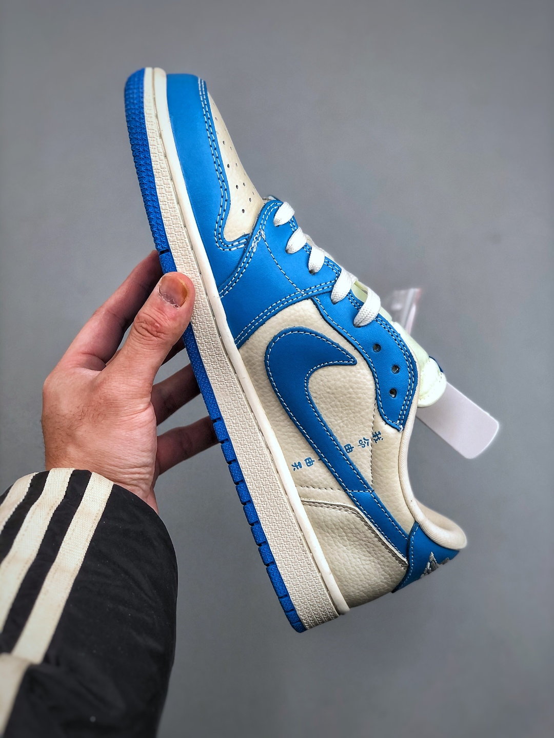 独家福利🧧特💰真标 180 💰公司级260 💰纯原320
市场唯一版本
36-45带半码，码齐
售后无忧❗❗，放心推❗❗
海外爆款限量发售！公司级 Travis Scott x Fragment Design x Jordan Air Jordan 1 Low OG SP  多方联名合作融合了Travis Scott 独特的音乐风格，藤原浩个性的设计风格以及Jordan品牌的经典元素 使其成为一双具有独特身份和价值的鞋子 清新而立体的外观加上联名标识更突出了其独特身份 这种配色方案显示出活力和时尚感 在视觉上引人注目  鞋身的质感和细腻的细节处理使其显得高端而格调十足  这款&ldquo;倒钩&rdquo;联名是设计与创意完美结合  融合多方的个性风格是一款备受瞩目的潮流鞋款  低帮休闲板鞋 定制鞋盒 大厂纯原品质出货 超高清洁度 皮料切割干净无任何毛边 细节完美 
 货号：XS2025-066
尺码： 36 36.5 37.5 38 38.5 39 40 40.5 41 42 42.5 43 44 45