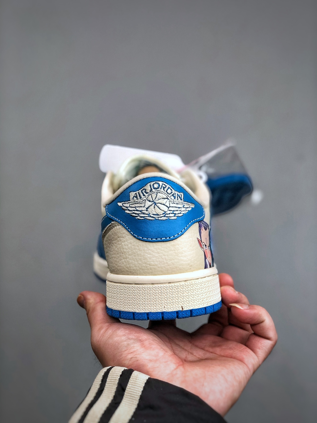 独家福利🧧特💰真标 180 💰公司级260 💰纯原320
市场唯一版本
36-45带半码，码齐
售后无忧❗❗，放心推❗❗
海外爆款限量发售！公司级 Travis Scott x Fragment Design x Jordan Air Jordan 1 Low OG SP  多方联名合作融合了Travis Scott 独特的音乐风格，藤原浩个性的设计风格以及Jordan品牌的经典元素 使其成为一双具有独特身份和价值的鞋子 清新而立体的外观加上联名标识更突出了其独特身份 这种配色方案显示出活力和时尚感 在视觉上引人注目  鞋身的质感和细腻的细节处理使其显得高端而格调十足  这款&ldquo;倒钩&rdquo;联名是设计与创意完美结合  融合多方的个性风格是一款备受瞩目的潮流鞋款  低帮休闲板鞋 定制鞋盒 大厂纯原品质出货 超高清洁度 皮料切割干净无任何毛边 细节完美 
 货号：XS2025-066
尺码： 36 36.5 37.5 38 38.5 39 40 40.5 41 42 42.5 43 44 45