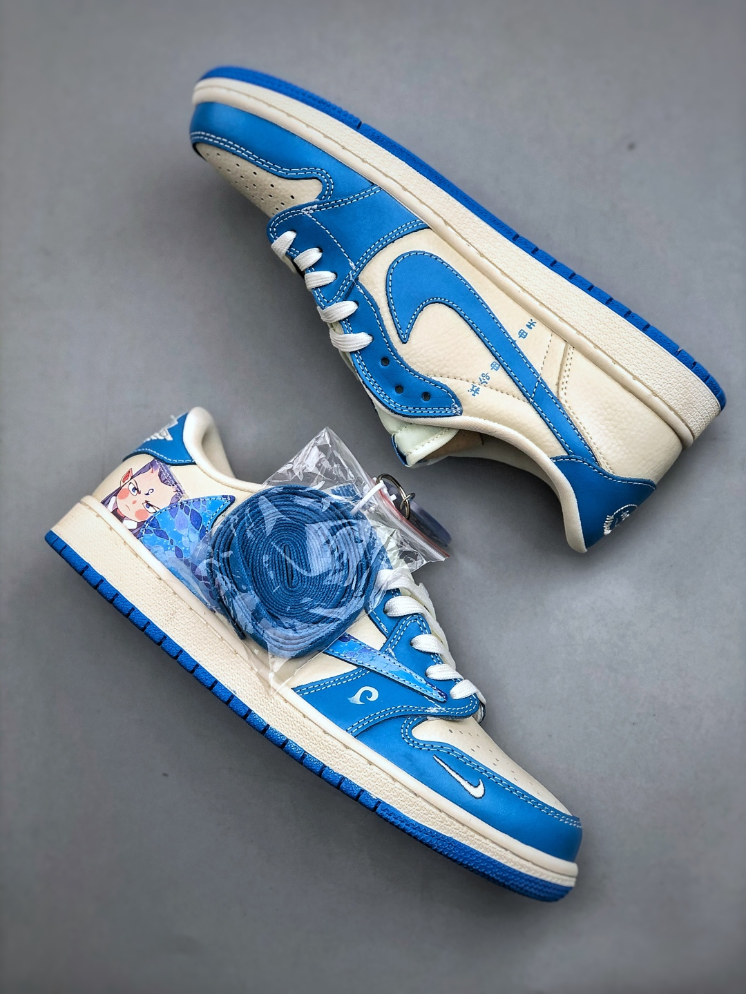 独家福利🧧特💰真标 180 💰公司级260 💰纯原320
市场唯一版本
36-45带半码，码齐
售后无忧❗❗，放心推❗❗
海外爆款限量发售！公司级 Travis Scott x Fragment Design x Jordan Air Jordan 1 Low OG SP  多方联名合作融合了Travis Scott 独特的音乐风格，藤原浩个性的设计风格以及Jordan品牌的经典元素 使其成为一双具有独特身份和价值的鞋子 清新而立体的外观加上联名标识更突出了其独特身份 这种配色方案显示出活力和时尚感 在视觉上引人注目  鞋身的质感和细腻的细节处理使其显得高端而格调十足  这款&ldquo;倒钩&rdquo;联名是设计与创意完美结合  融合多方的个性风格是一款备受瞩目的潮流鞋款  低帮休闲板鞋 定制鞋盒 大厂纯原品质出货 超高清洁度 皮料切割干净无任何毛边 细节完美 
 货号：XS2025-066
尺码： 36 36.5 37.5 38 38.5 39 40 40.5 41 42 42.5 43 44 45