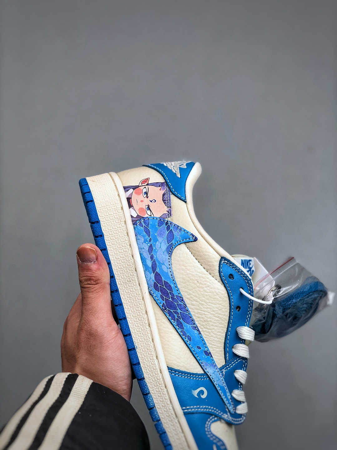 独家福利🧧特💰真标 180 💰公司级260 💰纯原320
市场唯一版本
36-45带半码，码齐
售后无忧❗❗，放心推❗❗
海外爆款限量发售！公司级 Travis Scott x Fragment Design x Jordan Air Jordan 1 Low OG SP  多方联名合作融合了Travis Scott 独特的音乐风格，藤原浩个性的设计风格以及Jordan品牌的经典元素 使其成为一双具有独特身份和价值的鞋子 清新而立体的外观加上联名标识更突出了其独特身份 这种配色方案显示出活力和时尚感 在视觉上引人注目  鞋身的质感和细腻的细节处理使其显得高端而格调十足  这款&ldquo;倒钩&rdquo;联名是设计与创意完美结合  融合多方的个性风格是一款备受瞩目的潮流鞋款  低帮休闲板鞋 定制鞋盒 大厂纯原品质出货 超高清洁度 皮料切割干净无任何毛边 细节完美 
 货号：XS2025-066
尺码： 36 36.5 37.5 38 38.5 39 40 40.5 41 42 42.5 43 44 45