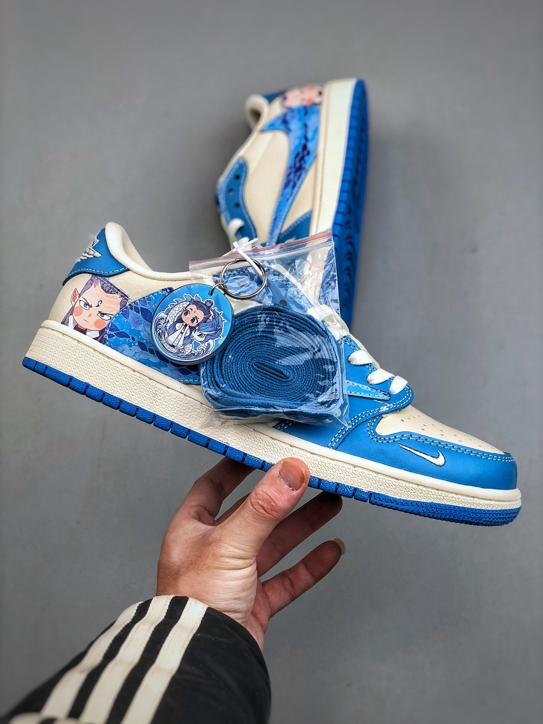 独家福利🧧特💰真标 180 💰公司级260 💰纯原320
市场唯一版本
36-45带半码，码齐
售后无忧❗❗，放心推❗❗
海外爆款限量发售！公司级 Travis Scott x Fragment Design x Jordan Air Jordan 1 Low OG SP  多方联名合作融合了Travis Scott 独特的音乐风格，藤原浩个性的设计风格以及Jordan品牌的经典元素 使其成为一双具有独特身份和价值的鞋子 清新而立体的外观加上联名标识更突出了其独特身份 这种配色方案显示出活力和时尚感 在视觉上引人注目  鞋身的质感和细腻的细节处理使其显得高端而格调十足  这款&ldquo;倒钩&rdquo;联名是设计与创意完美结合  融合多方的个性风格是一款备受瞩目的潮流鞋款  低帮休闲板鞋 定制鞋盒 大厂纯原品质出货 超高清洁度 皮料切割干净无任何毛边 细节完美 
 货号：XS2025-066
尺码： 36 36.5 37.5 38 38.5 39 40 40.5 41 42 42.5 43 44 45