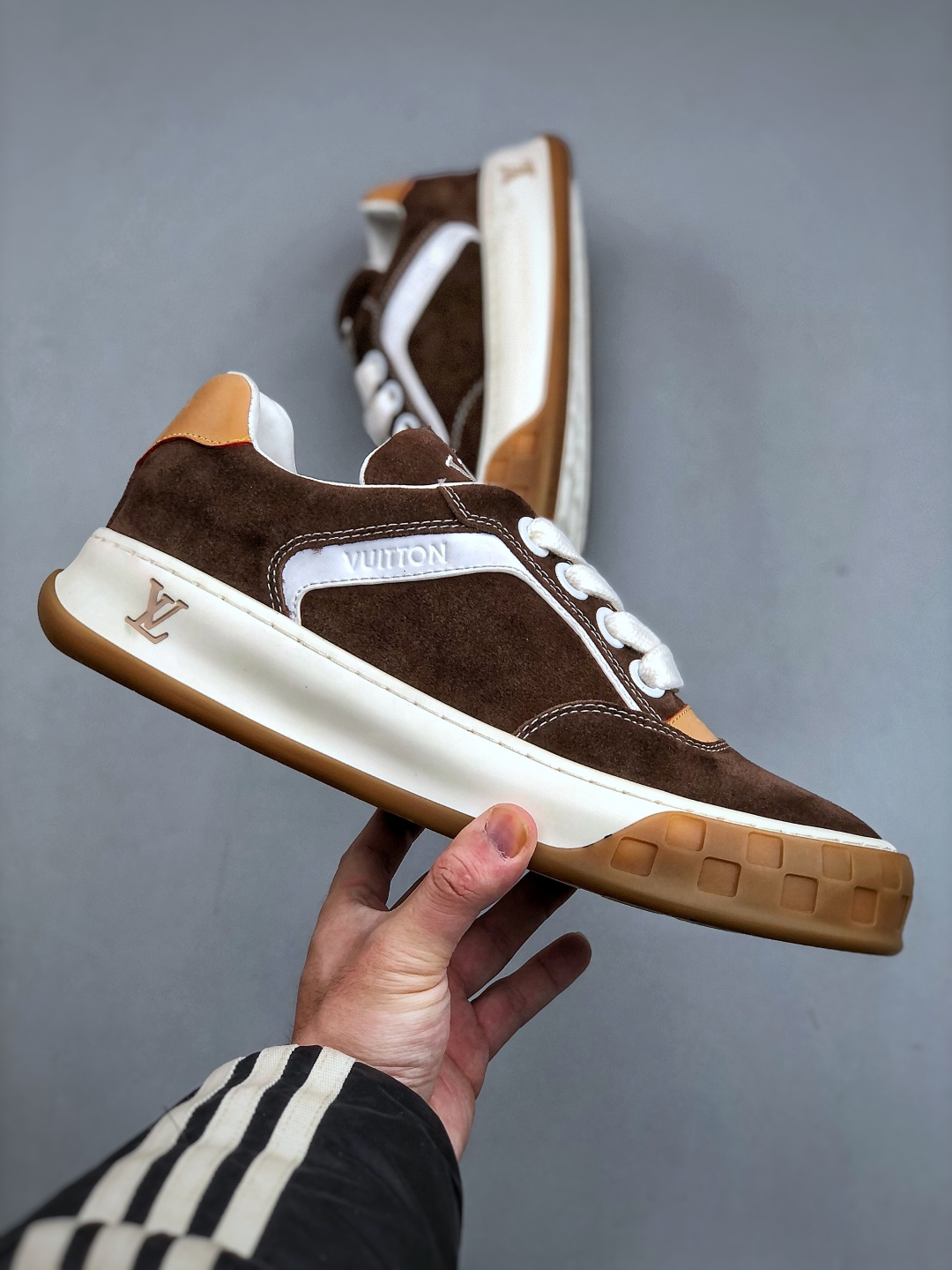 400 LOUIS VUITTON Tilted 系列|2026 早春全新上架 LV 路易威登 Tilted Low Sneakers 倾斜系列低帮复古休闲运动板鞋-Chinese UA Cheap High Quatity Brand Clothes Bags handbags Sneakers wholesale wholesaler seller from China Factory suppliers Fashion Clothing Shoes best Quality Beautiful Price 400 LOUIS VUITTON Tilted 系列|2026 早春全新上架 LV 路易威登 Tilted Low Sneakers 倾斜系列低帮复古休闲运动板鞋