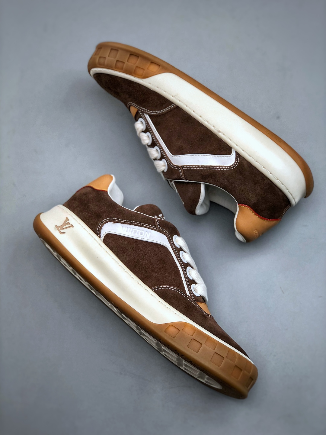 400 LOUIS VUITTON Tilted 系列|2026 早春全新上架 LV 路易威登 Tilted Low Sneakers 倾斜系列低帮复古休闲运动板鞋-Chinese UA Cheap High Quatity Brand Clothes Bags handbags Sneakers wholesale wholesaler seller from China Factory suppliers Fashion Clothing Shoes best Quality Beautiful Price 400 LOUIS VUITTON Tilted 系列|2026 早春全新上架 LV 路易威登 Tilted Low Sneakers 倾斜系列低帮复古休闲运动板鞋