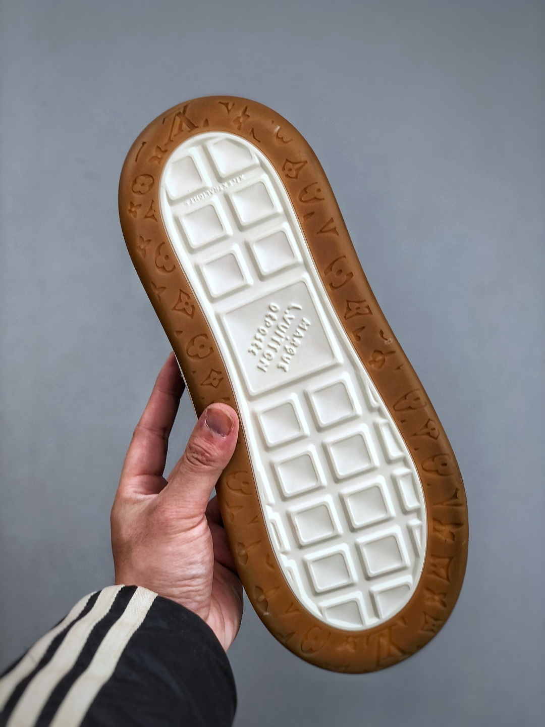 400 LOUIS VUITTON Tilted 系列|2026 早春全新上架 LV 路易威登 Tilted Low Sneakers 倾斜系列低帮复古休闲运动板鞋-Chinese UA Cheap High Quatity Brand Clothes Bags handbags Sneakers wholesale wholesaler seller from China Factory suppliers Fashion Clothing Shoes best Quality Beautiful Price 400 LOUIS VUITTON Tilted 系列|2026 早春全新上架 LV 路易威登 Tilted Low Sneakers 倾斜系列低帮复古休闲运动板鞋