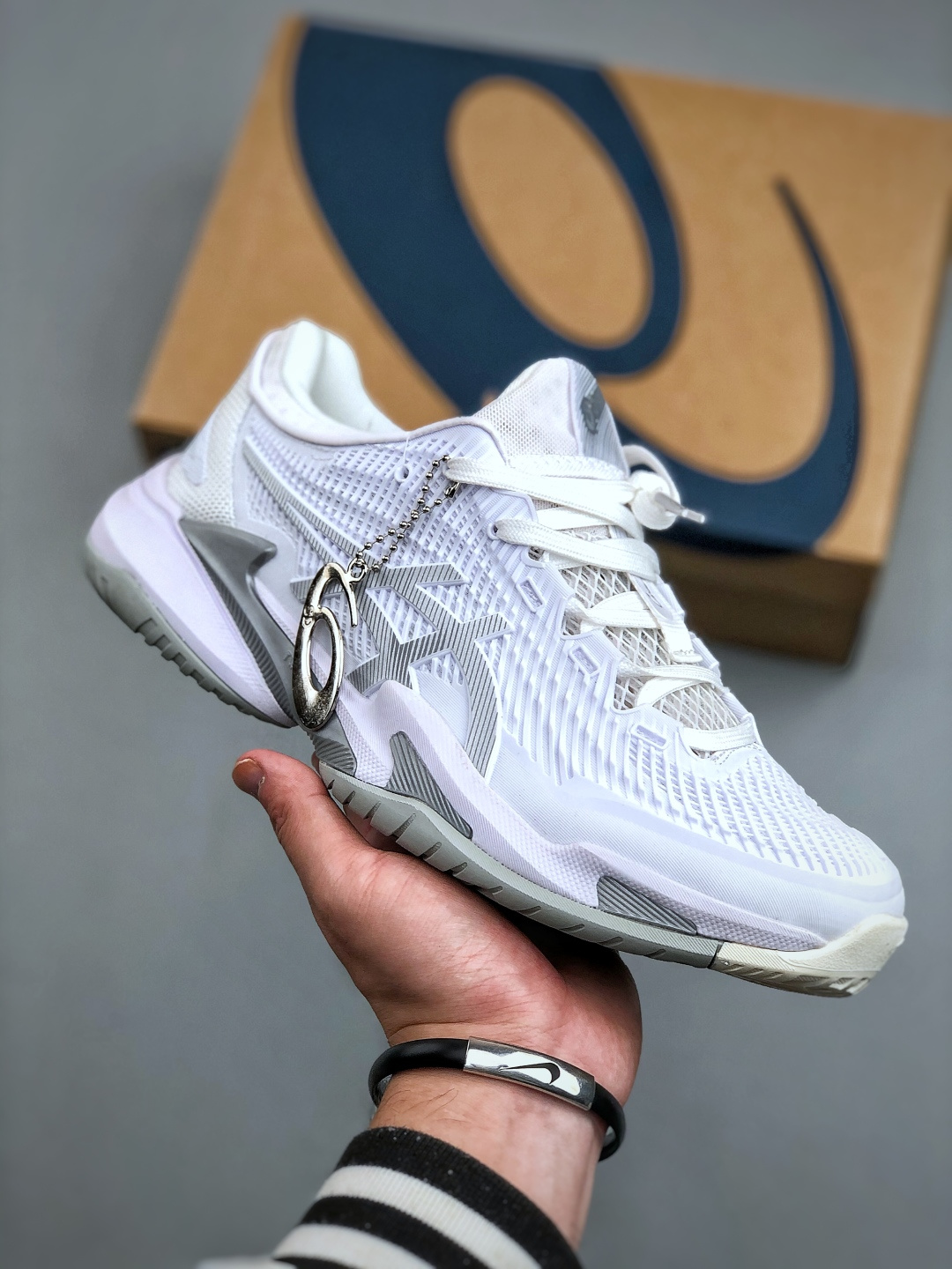 合集💰200
COURT FF3亚瑟士运动休闲透气专业跑鞋 鞋面的包裹性 延展性相当好鞋头位置双层镂空能保证一定的透气性鞋底柔软也能够兼具支撑性gt2000系列是除 kayano之外的次顶级支撑系跑鞋采用经典鞋型 融入全新细节点缀整体简约且富有质感 鞋底耐磨材质搭配丰富的防滑底纹设计
  货号: 1042A220-100  尺码：36-47（半）