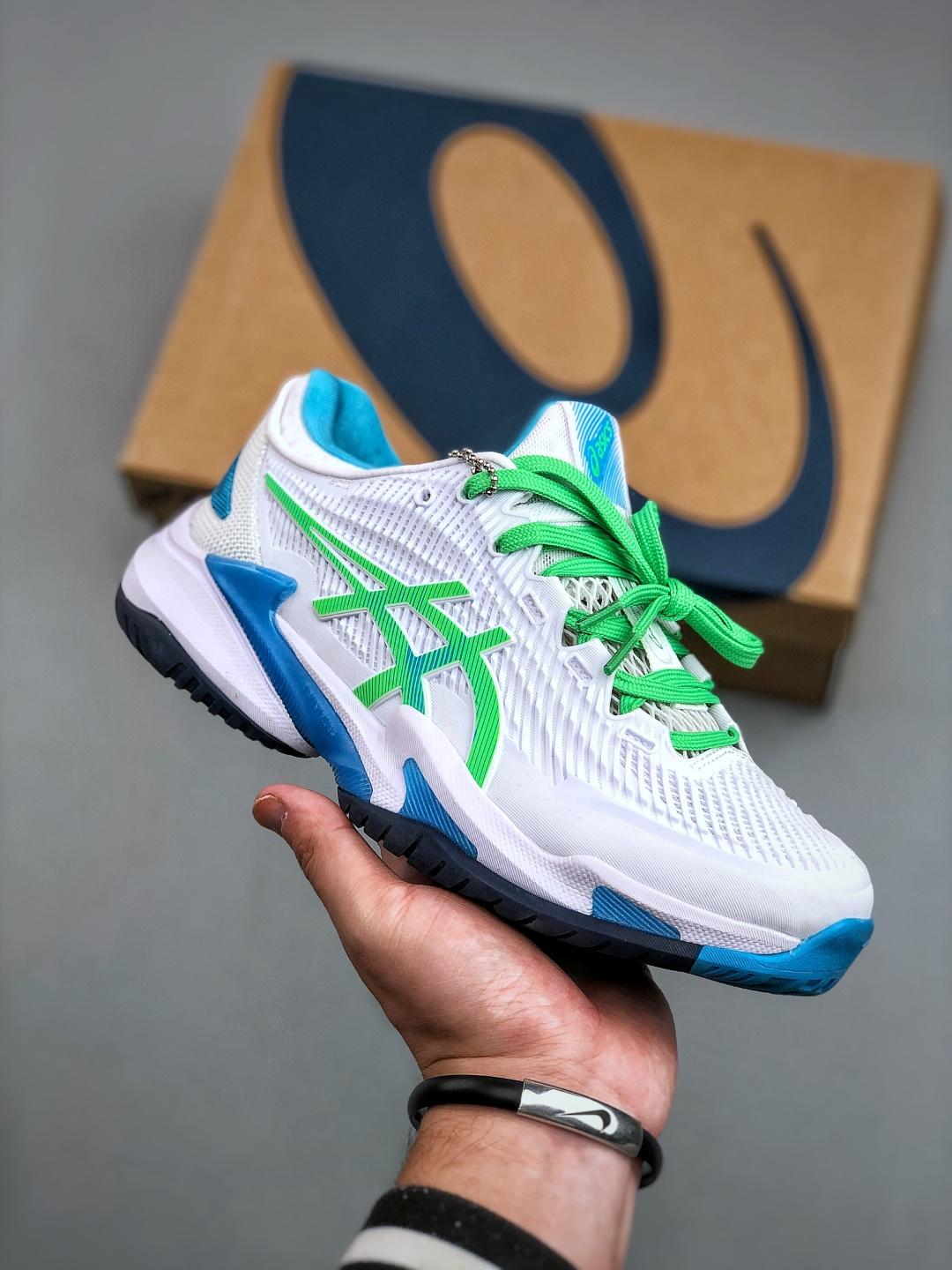 合集💰200
COURT FF3亚瑟士运动休闲透气专业跑鞋 鞋面的包裹性 延展性相当好鞋头位置双层镂空能保证一定的透气性鞋底柔软也能够兼具支撑性gt2000系列是除 kayano之外的次顶级支撑系跑鞋采用经典鞋型 融入全新细节点缀整体简约且富有质感 鞋底耐磨材质搭配丰富的防滑底纹设计
  货号: 1042A220-100  尺码：36-47（半）