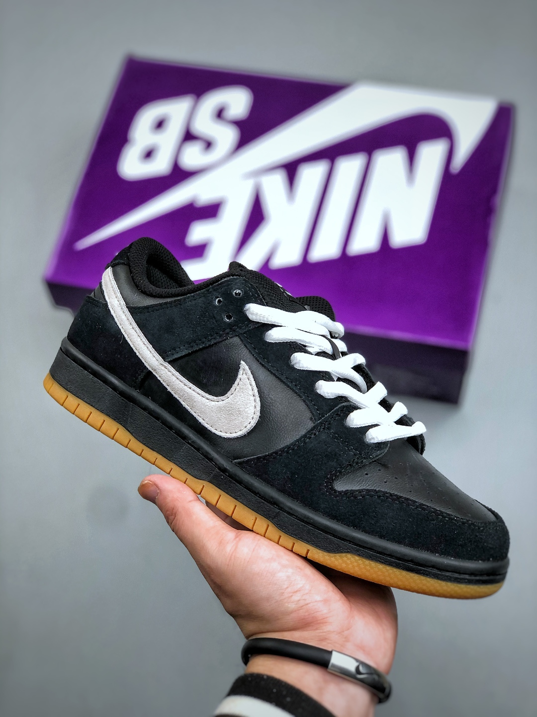 💰200E  S版 NIKE Dunk Low 黑白生胶 独家版型蒸餾加工帶來的是更好的视觉和脚感体验 清洁度 电绣工艺 皮料切割干净无任何毛边 细节完美 货号：HF3704 003 尺码：40-46（半）