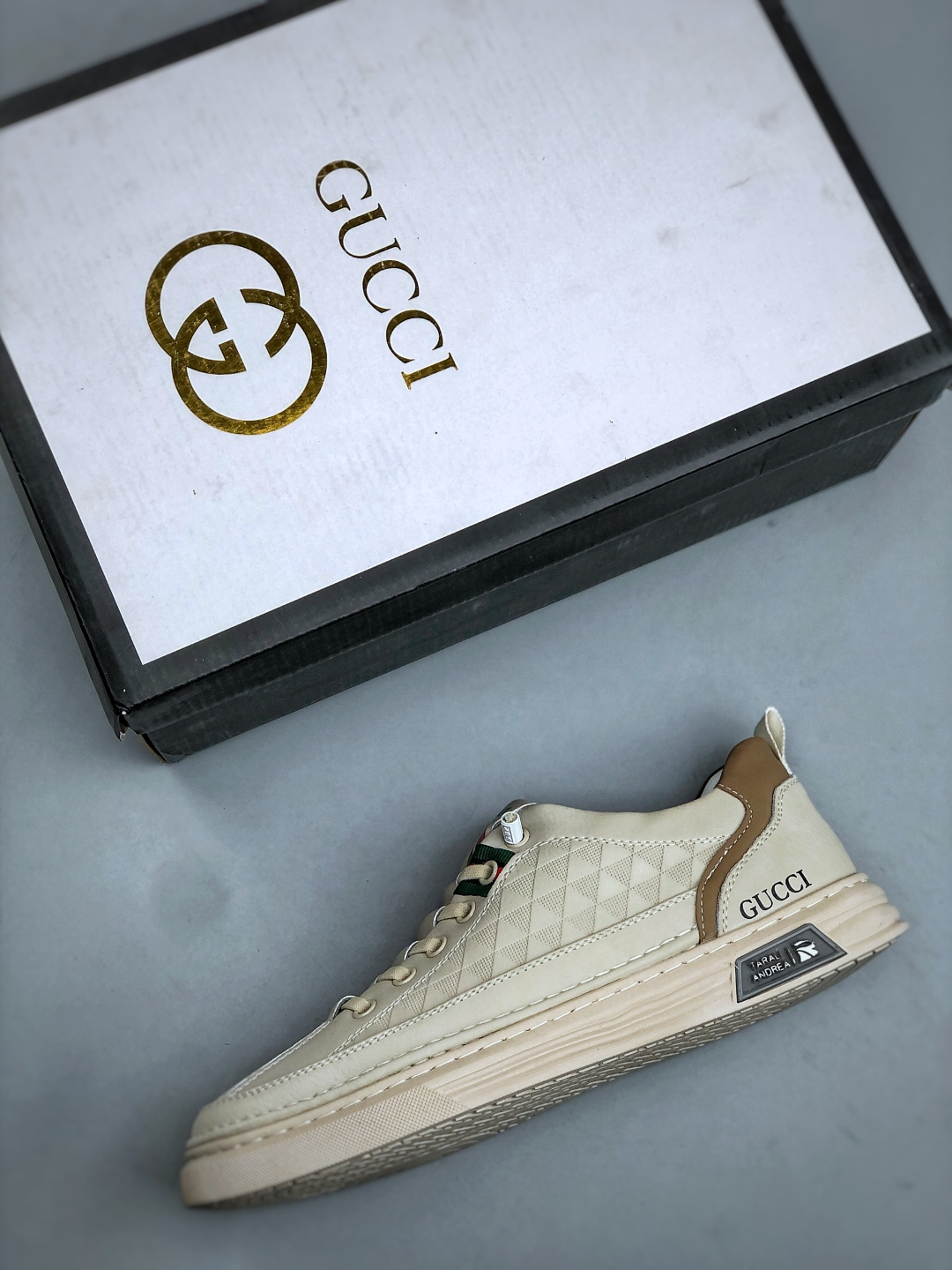 240 GUCCI 古驰今年最新款男士休闲板鞋 香港-专柜同步 全品相 头层皮 橡胶底 889988