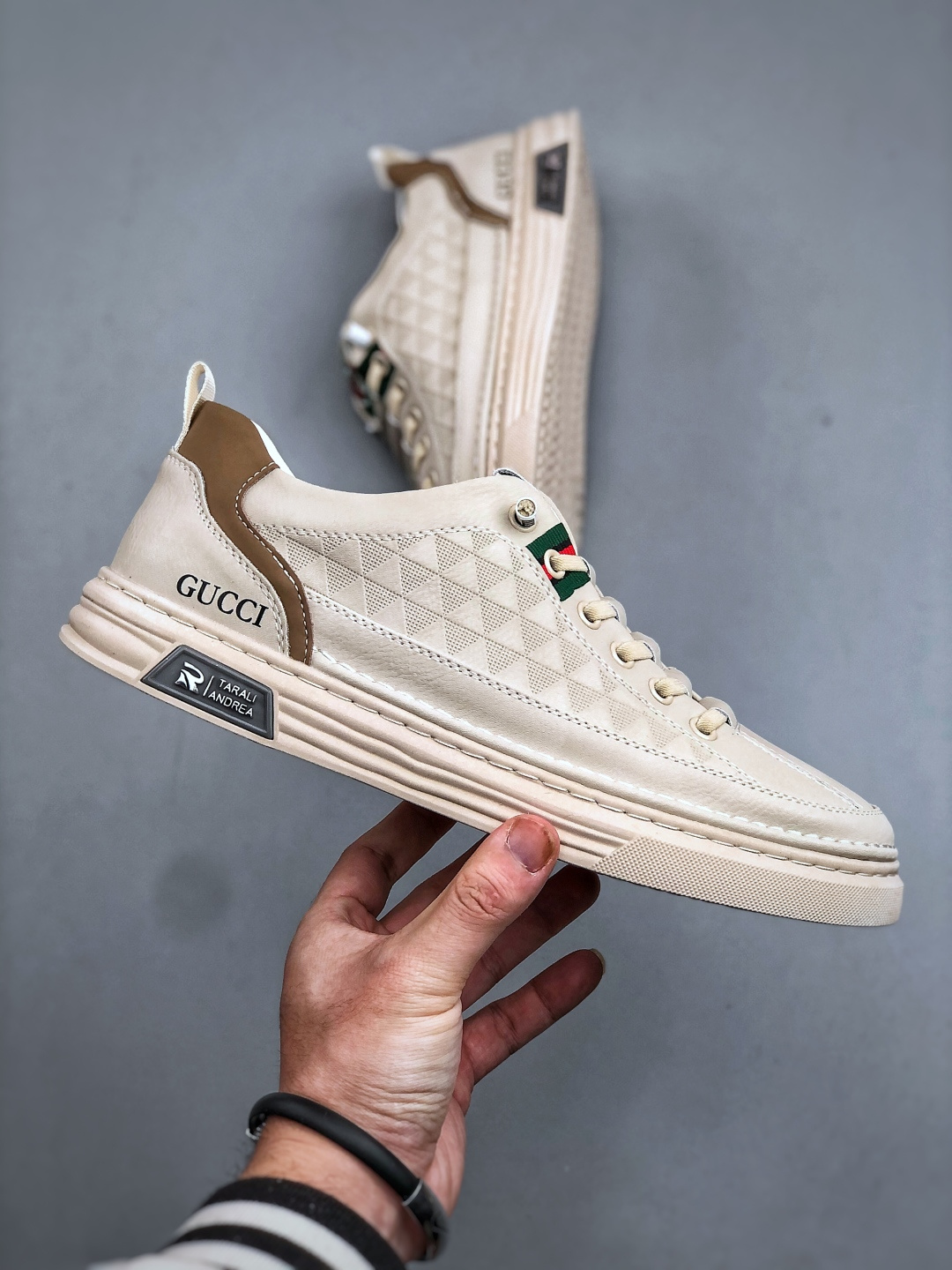 240 GUCCI 古驰今年最新款男士休闲板鞋 香港-专柜同步 全品相 头层皮 橡胶底 889988