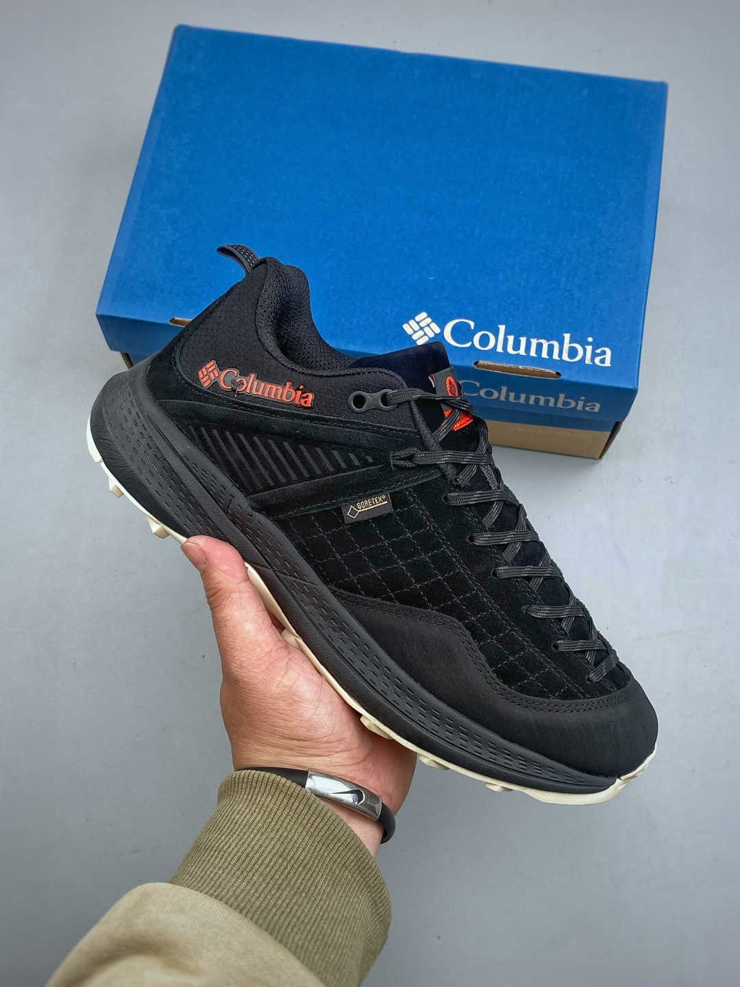 Columbia哥伦比亚 户外 登山鞋 透气休闲鞋户外越野徒步鞋 Columbia作为户外科技的先驱者,哥伦比亚倡导“Tested Tough要玩就玩真的”品牌精神.实地测试文化作为其品牌基因,致力透过产品传递品牌精髓.Columbia执着于让消费者在户外得到专业的真实保护,可以更长时间地享受户外乐趣!