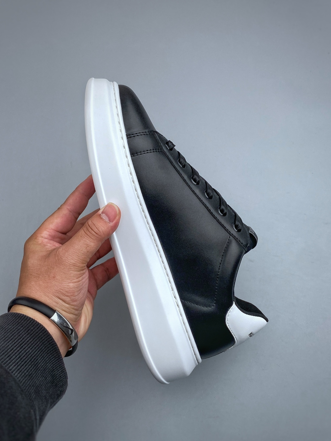 卡尔·拉格斐被誉为“时尚界的凯撒大帝”，老佛爷穿了整个20世纪下半叶至21世纪初的时尚史。KARLLAG