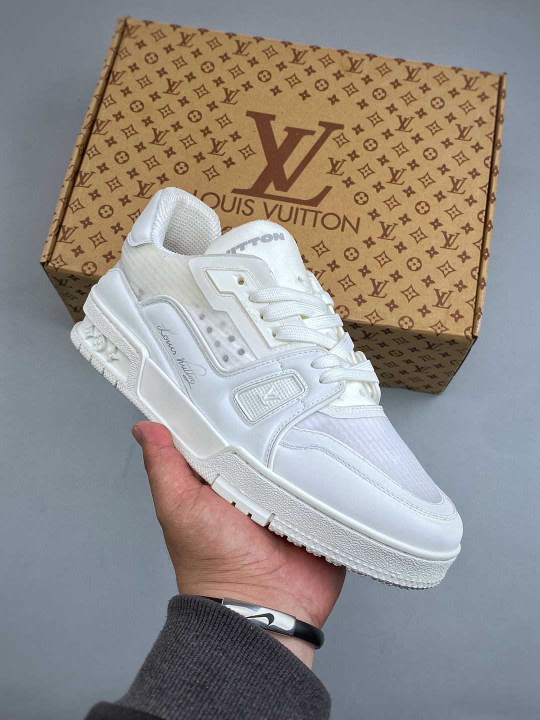 【YS纯原】广奢高端 LOUIS VUITTON 路易威登 LV Trainer CUP 美洲杯联名款 反光网面透气休闲鞋 ✦ 原版购入开发,第37届美洲杯联名系列 ✦ 反光材质+科技面料拼接鞋面 ✦ 鞋舌点睛37标识,内底呈现Gaston美洲杯标识 ✦ 航海旗帜风格演绎V字标识,细节满满 ✦ 原版定制进口科技面料+透气网里 ✦ 原版开模防滑TPU组合大底 ✦ 底厚3CM,轻盈舒适自然增高 ✦ 配送精美包装,零瑕疵工艺