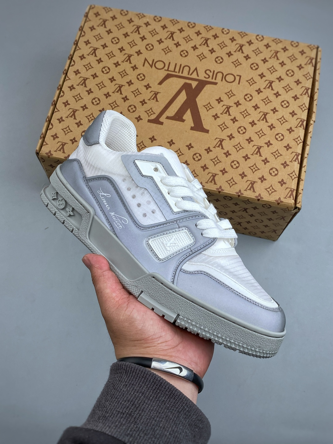 【YS纯原】广奢高端 LOUIS VUITTON 路易威登 LV Trainer CUP 美洲杯联名款 反光网面透气休闲鞋 ✦ 原版购入开发,第37届美洲杯联名系列 ✦ 反光材质+科技面料拼接鞋面 ✦ 鞋舌点睛37标识,内底呈现Gaston美洲杯标识 ✦ 航海旗帜风格演绎V字标识,细节满满 ✦ 原版定制进口科技面料+透气网里 ✦ 原版开模防滑TPU组合大底 ✦ 底厚3CM,轻盈舒适自然增高 ✦ 配送精美包装,零瑕疵工艺