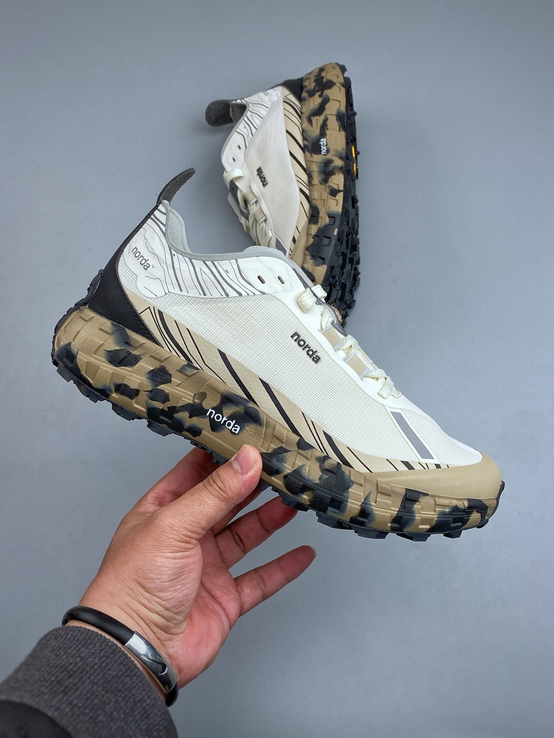 E NORDA 001 W 厚底系带耐磨 低帮 户外 越野登山功能鞋舒适鞋面 具有很好的延展性 时尚质感