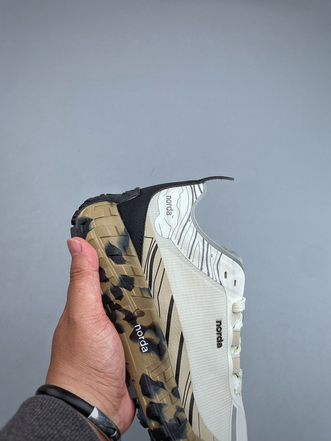 E NORDA 001 W 厚底系带耐磨 低帮 户外 越野登山功能鞋舒适鞋面 具有很好的延展性 时尚质感