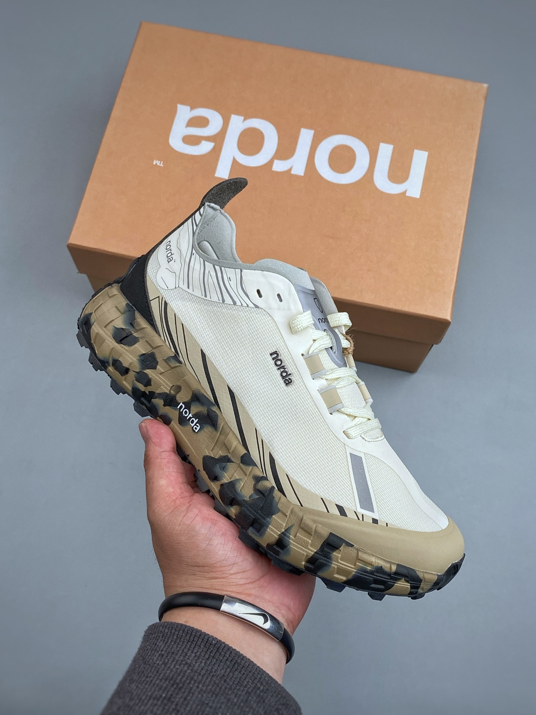 E NORDA 001 W 厚底系带耐磨 低帮 户外 越野登山功能鞋舒适鞋面 具有很好的延展性 时尚质感