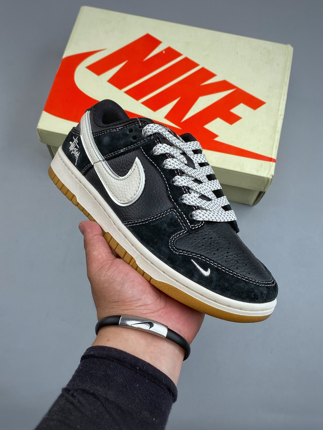 XC版 街头潮搭 复古王炸 SB DUNK LOW 黑白勾生胶 经典黑白带生胶外底,翻毛皮鞋面搭配刺绣标识,双勾设计层次分明,米白中底中和酷黑鞋面,低帮版型利落显腿直,生胶底自带复古做旧感,不管是搭工装裤还是牛仔裤都超有范儿,轻松解锁街头潮酷穿搭. 货号:XX3168-115