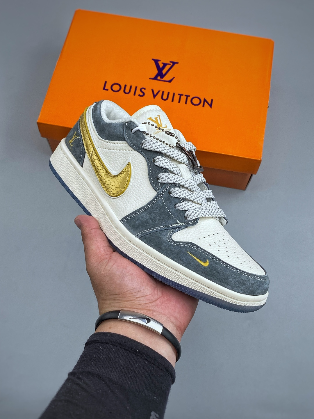 XC版 潮奢限定 个性吸睛 AIR JORDAN 1 冰雪奇缘水晶底 蓝白撞色搭配金属金勾,翻毛皮质感高级,水晶外底自带清透氛围感,鞋身细节点缀LV标识与金属挂饰,低帮版型利落不拖沓,上脚轻潮又显贵,日常搭配牛仔、休闲裤都超有格调,轻松拿捏街头复古风. 货号:XX3168-167