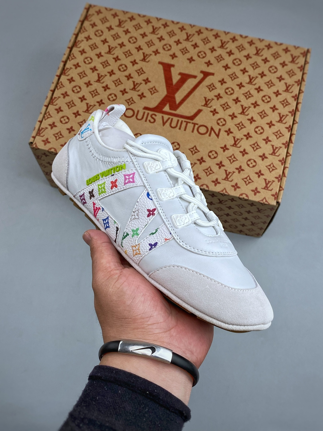 LOUIS VUITTON lv Sneakerina 2026 早春发布新款德训鞋芭蕾舞鞋 采用 Sacchetto 制鞋工艺,赋予柔韧鞋底与轻盈内部设计,适合日常休闲及精致造型.惊艳曝光 设计灵感源自芭蕾舞平底鞋 优雅与复古并存 整体低调又老钱 原版购入 独家开模 媲美原版头层小牛皮 鞋面系带设计,侧面印有 LV 标志,后跟处配有拉环.——这双鞋简直是优雅与松弛感的完美融合!