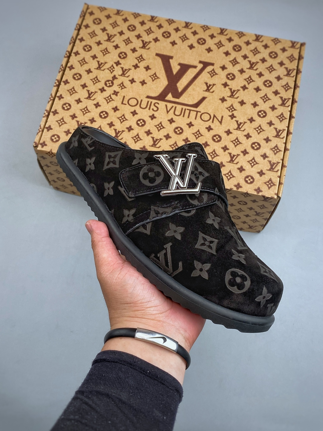 原厂级 原厂级 Louis Vuitton Easy 路易威登 LV 皮革拼接 博肯半包头 拖鞋 凉鞋 当前两色 新配色不断开发出货中!原版开发 高端外贸平台 零售专供品质 纳米级复刻 独家私模大底 原厂进口特A 9级真正1比1老花鞋面 9级为最顶面料 全鞋印花对点对位 内里采用全粒面头层牛皮 原版定制电镀五金辅料 整体还原度98%以上