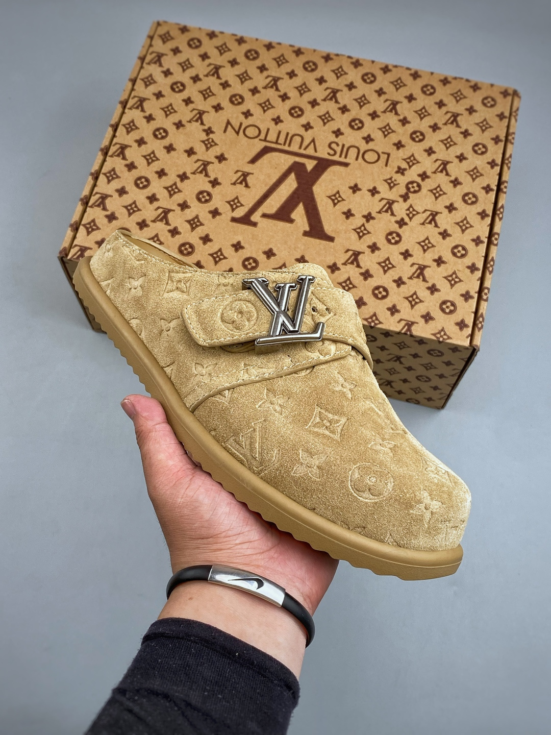 原厂级 原厂级 Louis Vuitton Easy 路易威登 LV 皮革拼接 博肯半包头 拖鞋 凉鞋 当前两色 新配色不断开发出货中!原版开发 高端外贸平台 零售专供品质 纳米级复刻 独家私模大底 原厂进口特A 9级真正1比1老花鞋面 9级为最顶面料 全鞋印花对点对位 内里采用全粒面头层牛皮 原版定制电镀五金辅料 整体还原度98%以上