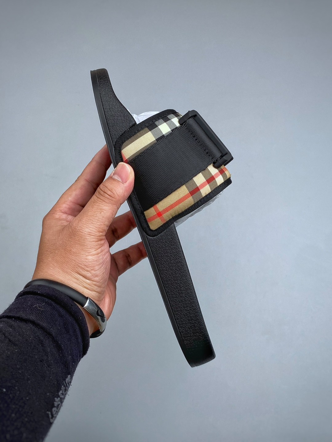 S东莞纯原 原版开发 顶级版本整体的设计大胆设计 从颜值上来说这是一款非常潮流的拖鞋 材料使用经典BBR