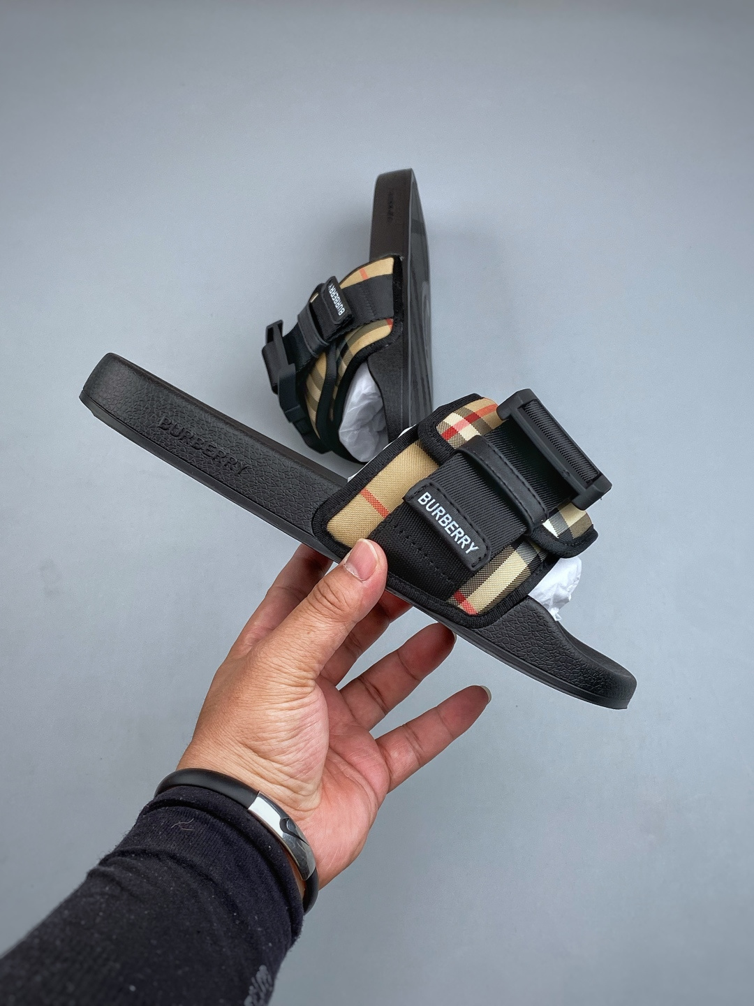 S东莞纯原 原版开发 顶级版本整体的设计大胆设计 从颜值上来说这是一款非常潮流的拖鞋 材料使用经典BBR