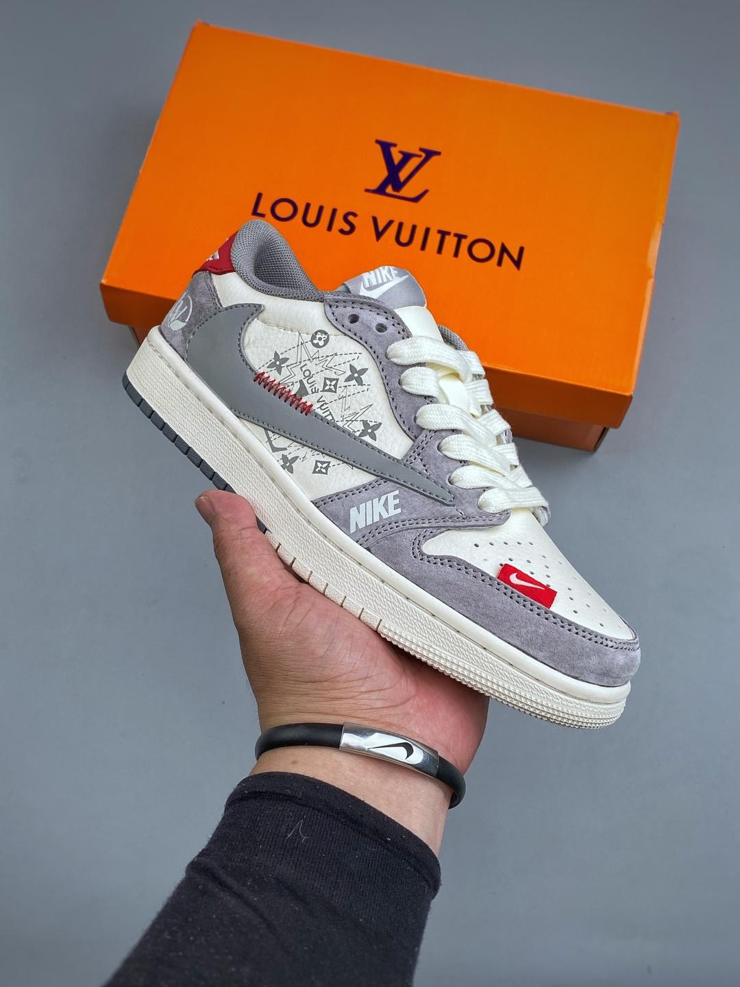 XC版 复古潮流 “LV联名”一眼心动 AIR JORDAN 1 米灰红猪八革款,采用细腻猪八革材质打造鞋身,米灰主调搭配红色后跟点缀,鞋身满印老花元素与Swoosh标识,复古又高级.经典低帮版型上脚舒适百搭,鞋型利落修饰脚型,不管是搭配牛仔裤还是运动裤,都能轻松打造街头潮人风格,是潮流玩家的必入款. 货号:CW6688-119
