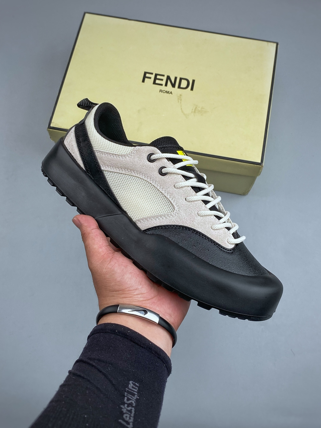 Z Z/FENDI/ 芬迪 板鞋/休闲鞋 独家官网一比一开模 渠道原装订单 釆用精选舒适面料 鞋面走线工
